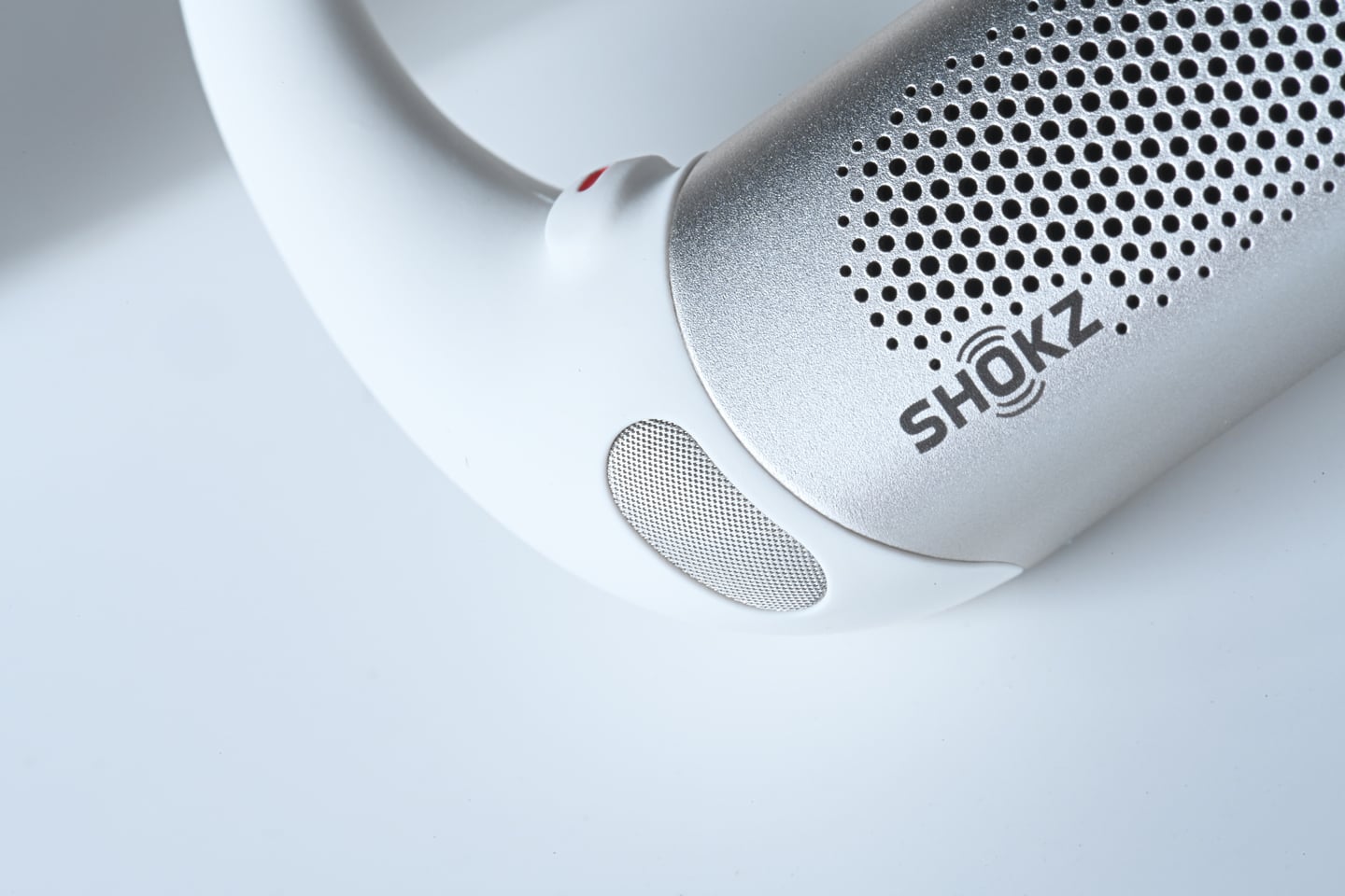Shokz 的 OpenFit 系列耳機已經在市場上取得了顯著的成功，最新推出的 OpenFit Pro 無疑是該系列的旗艦款式，無論是在規格、佩戴舒適度還是音質表現上，都有了顯著的提升。這款耳機更首次引入了開放式濾噪技術，讓用家在享受音樂的同時，依然能保持對周圍環境的感知，兼顧安全性。這種創新設計在市場上較為少見，展現了 Shokz 的獨特優勢，也為用家帶來更大的便利。