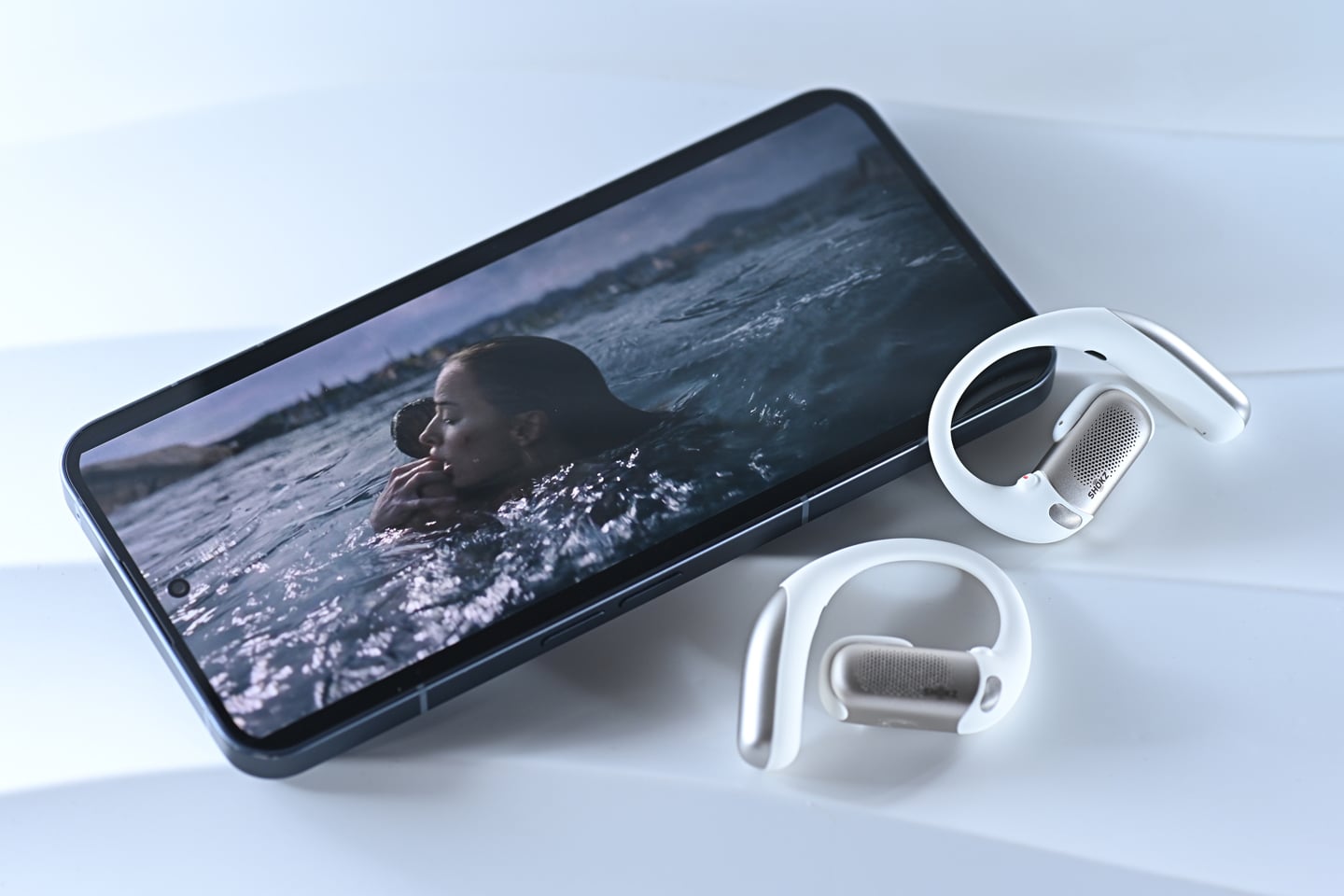 Shokz 的 OpenFit 系列耳機已經在市場上取得了顯著的成功，最新推出的 OpenFit Pro 無疑是該系列的旗艦款式，無論是在規格、佩戴舒適度還是音質表現上，都有了顯著的提升。這款耳機更首次引入了開放式濾噪技術，讓用家在享受音樂的同時，依然能保持對周圍環境的感知，兼顧安全性。這種創新設計在市場上較為少見，展現了 Shokz 的獨特優勢，也為用家帶來更大的便利。