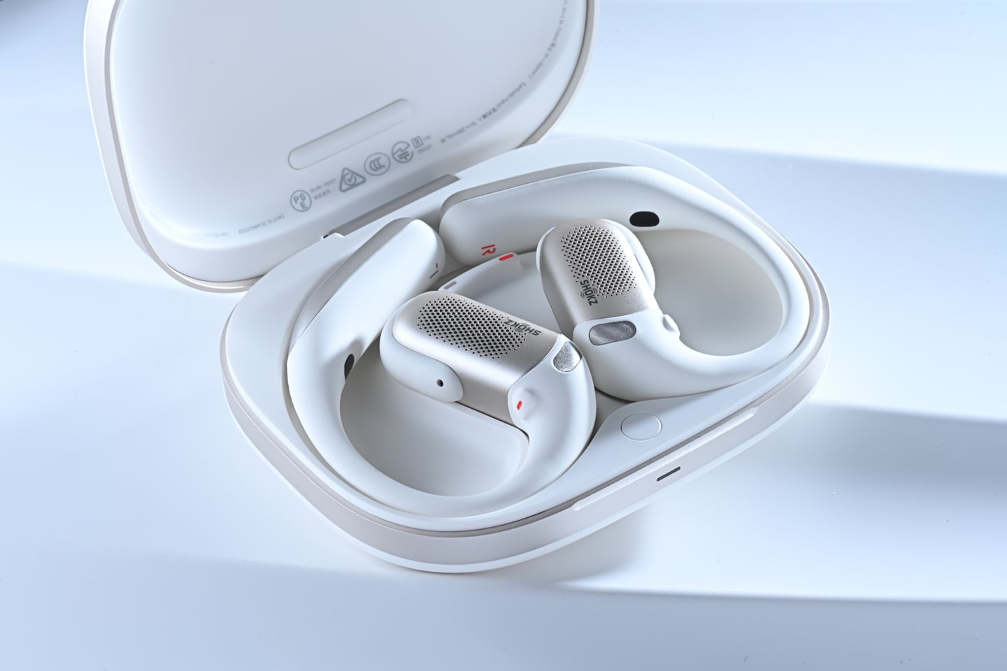 Shokz 的 OpenFit 系列耳機已經在市場上取得了顯著的成功，最新推出的 OpenFit Pro 無疑是該系列的旗艦款式，無論是在規格、佩戴舒適度還是音質表現上，都有了顯著的提升。這款耳機更首次引入了開放式濾噪技術，讓用家在享受音樂的同時，依然能保持對周圍環境的感知，兼顧安全性。這種創新設計在市場上較為少見，展現了 Shokz 的獨特優勢，也為用家帶來更大的便利。