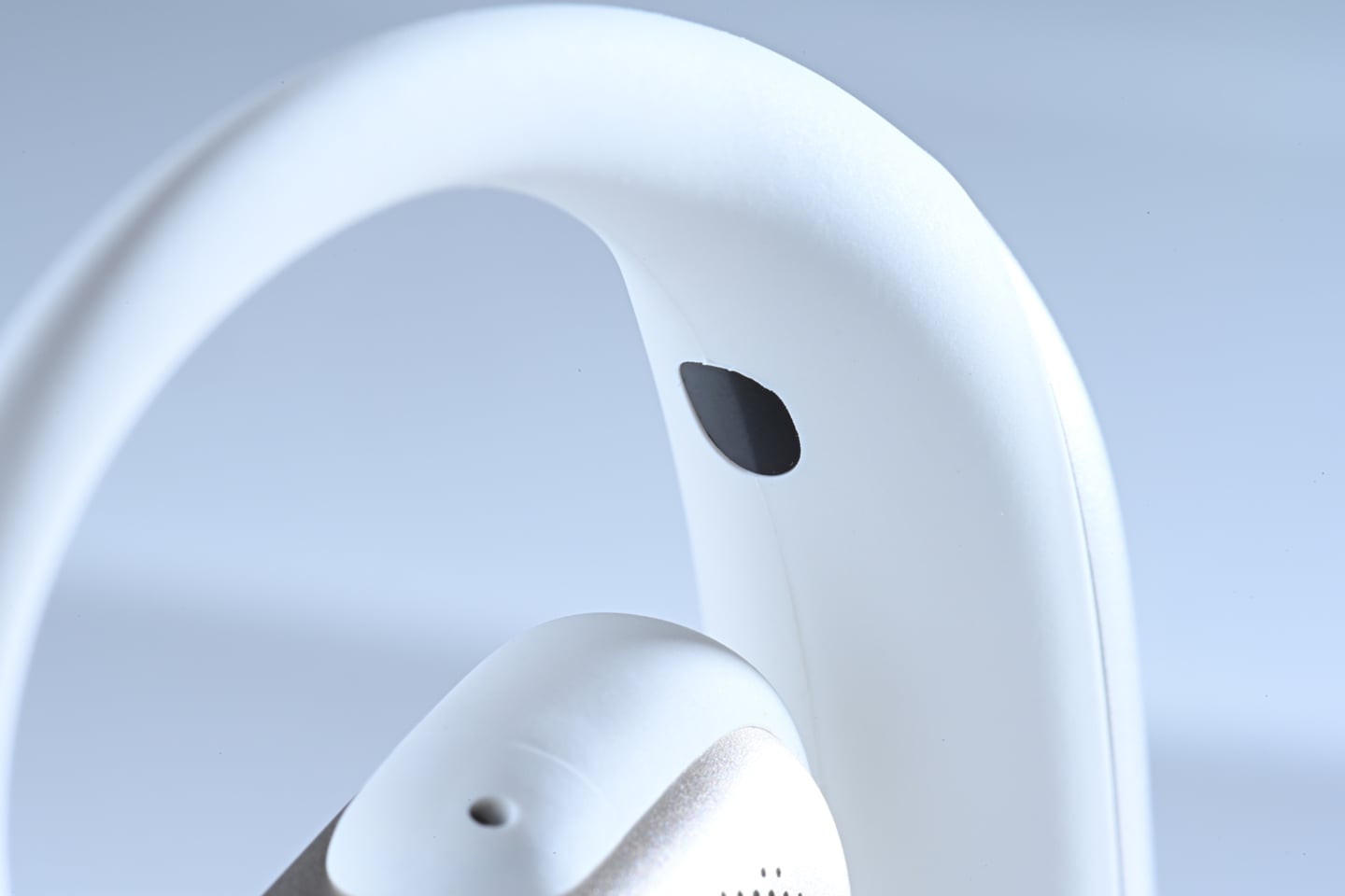 Shokz 的 OpenFit 系列耳機已經在市場上取得了顯著的成功，最新推出的 OpenFit Pro 無疑是該系列的旗艦款式，無論是在規格、佩戴舒適度還是音質表現上，都有了顯著的提升。這款耳機更首次引入了開放式濾噪技術，讓用家在享受音樂的同時，依然能保持對周圍環境的感知，兼顧安全性。這種創新設計在市場上較為少見，展現了 Shokz 的獨特優勢，也為用家帶來更大的便利。