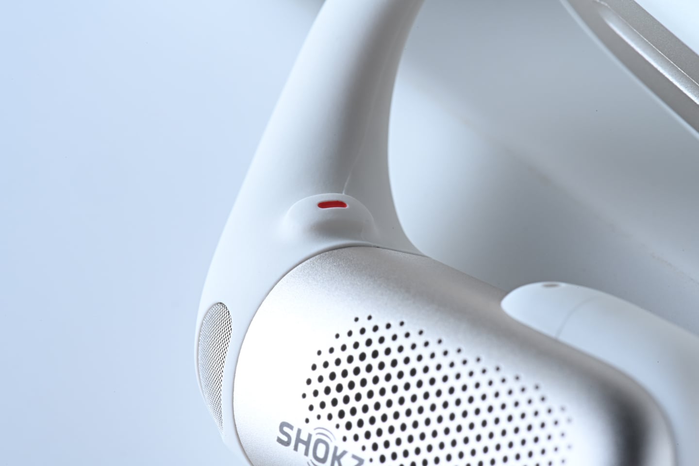 Shokz 的 OpenFit 系列耳機已經在市場上取得了顯著的成功，最新推出的 OpenFit Pro 無疑是該系列的旗艦款式，無論是在規格、佩戴舒適度還是音質表現上，都有了顯著的提升。這款耳機更首次引入了開放式濾噪技術，讓用家在享受音樂的同時，依然能保持對周圍環境的感知，兼顧安全性。這種創新設計在市場上較為少見，展現了 Shokz 的獨特優勢，也為用家帶來更大的便利。