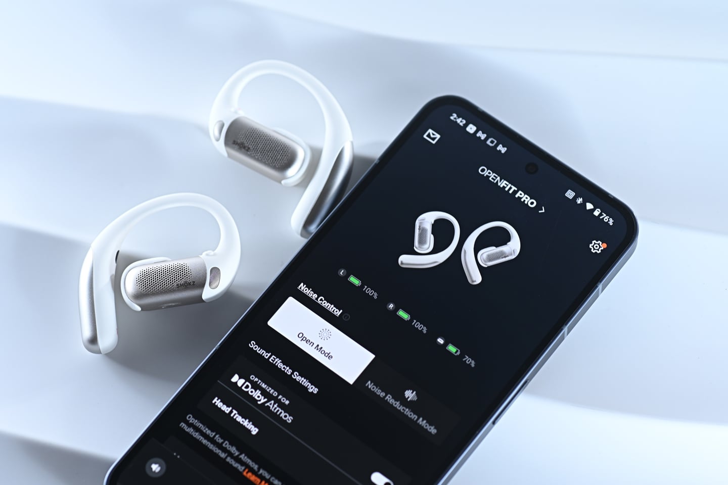Shokz 的 OpenFit 系列耳機已經在市場上取得了顯著的成功，最新推出的 OpenFit Pro 無疑是該系列的旗艦款式，無論是在規格、佩戴舒適度還是音質表現上，都有了顯著的提升。這款耳機更首次引入了開放式濾噪技術，讓用家在享受音樂的同時，依然能保持對周圍環境的感知，兼顧安全性。這種創新設計在市場上較為少見，展現了 Shokz 的獨特優勢，也為用家帶來更大的便利。