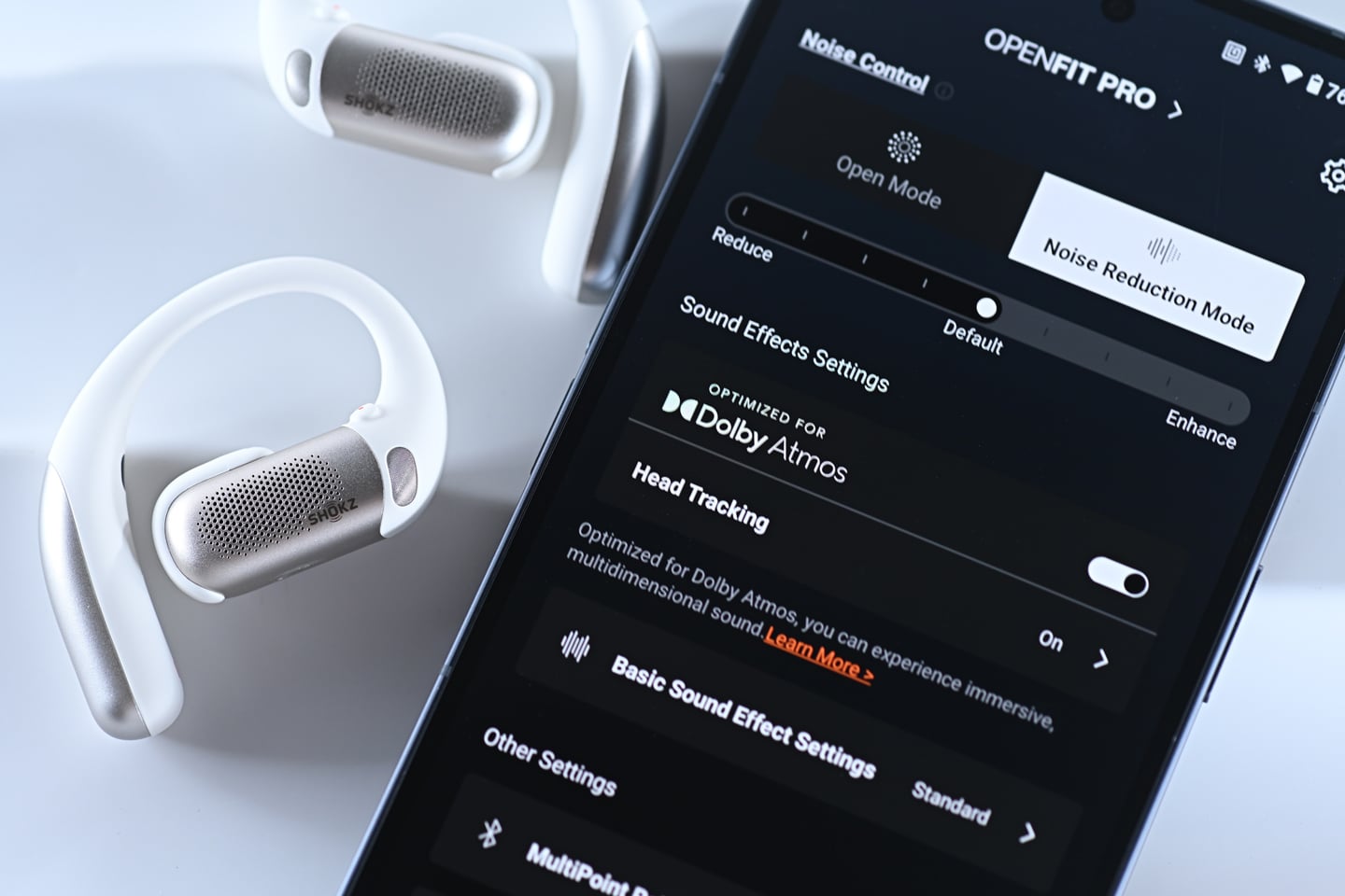 Shokz 的 OpenFit 系列耳機已經在市場上取得了顯著的成功，最新推出的 OpenFit Pro 無疑是該系列的旗艦款式，無論是在規格、佩戴舒適度還是音質表現上，都有了顯著的提升。這款耳機更首次引入了開放式濾噪技術，讓用家在享受音樂的同時，依然能保持對周圍環境的感知，兼顧安全性。這種創新設計在市場上較為少見，展現了 Shokz 的獨特優勢，也為用家帶來更大的便利。