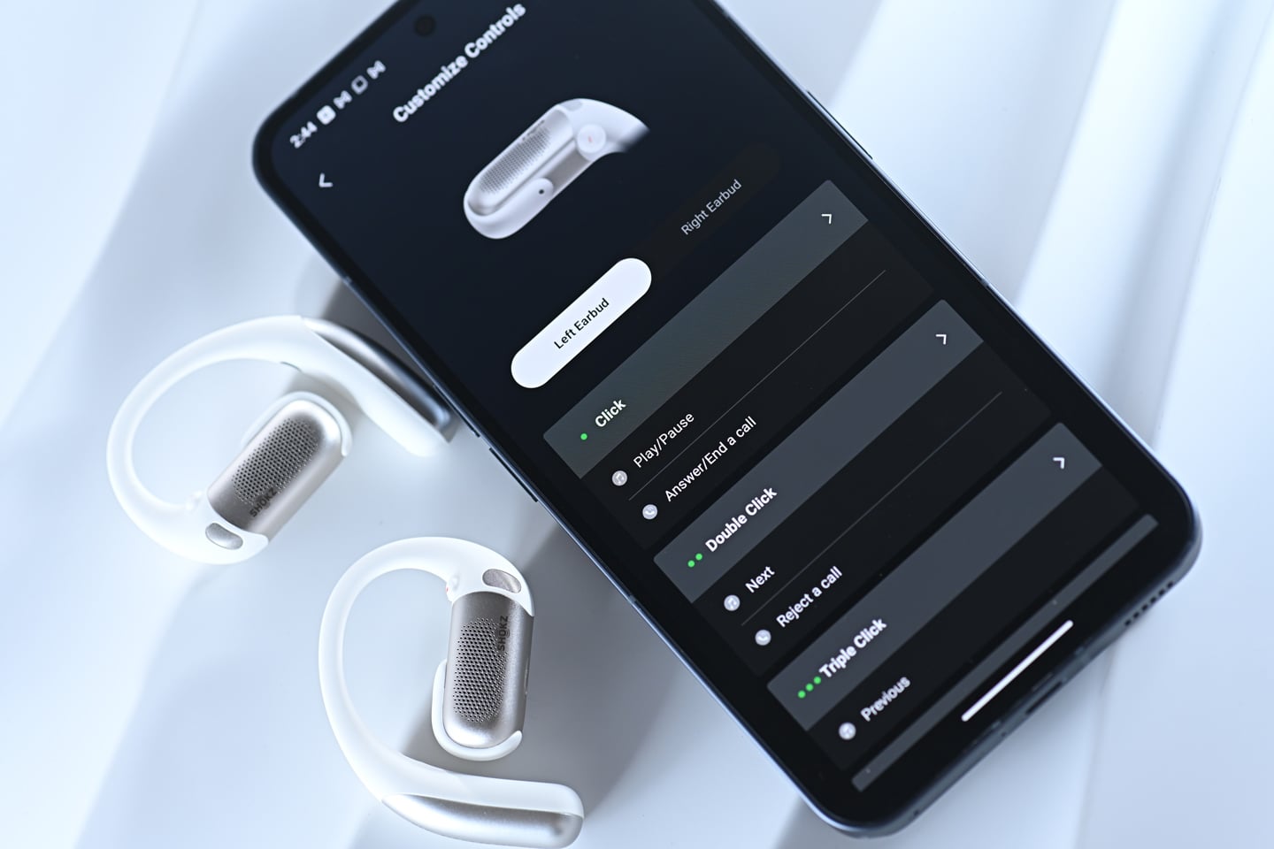 Shokz 的 OpenFit 系列耳機已經在市場上取得了顯著的成功，最新推出的 OpenFit Pro 無疑是該系列的旗艦款式，無論是在規格、佩戴舒適度還是音質表現上，都有了顯著的提升。這款耳機更首次引入了開放式濾噪技術，讓用家在享受音樂的同時，依然能保持對周圍環境的感知，兼顧安全性。這種創新設計在市場上較為少見，展現了 Shokz 的獨特優勢，也為用家帶來更大的便利。