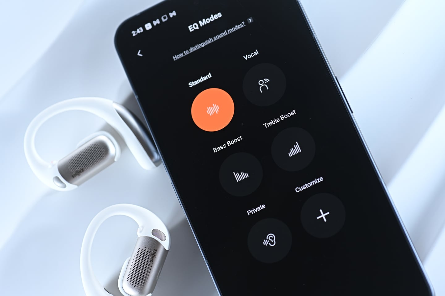 Shokz 的 OpenFit 系列耳機已經在市場上取得了顯著的成功，最新推出的 OpenFit Pro 無疑是該系列的旗艦款式，無論是在規格、佩戴舒適度還是音質表現上，都有了顯著的提升。這款耳機更首次引入了開放式濾噪技術，讓用家在享受音樂的同時，依然能保持對周圍環境的感知，兼顧安全性。這種創新設計在市場上較為少見，展現了 Shokz 的獨特優勢，也為用家帶來更大的便利。