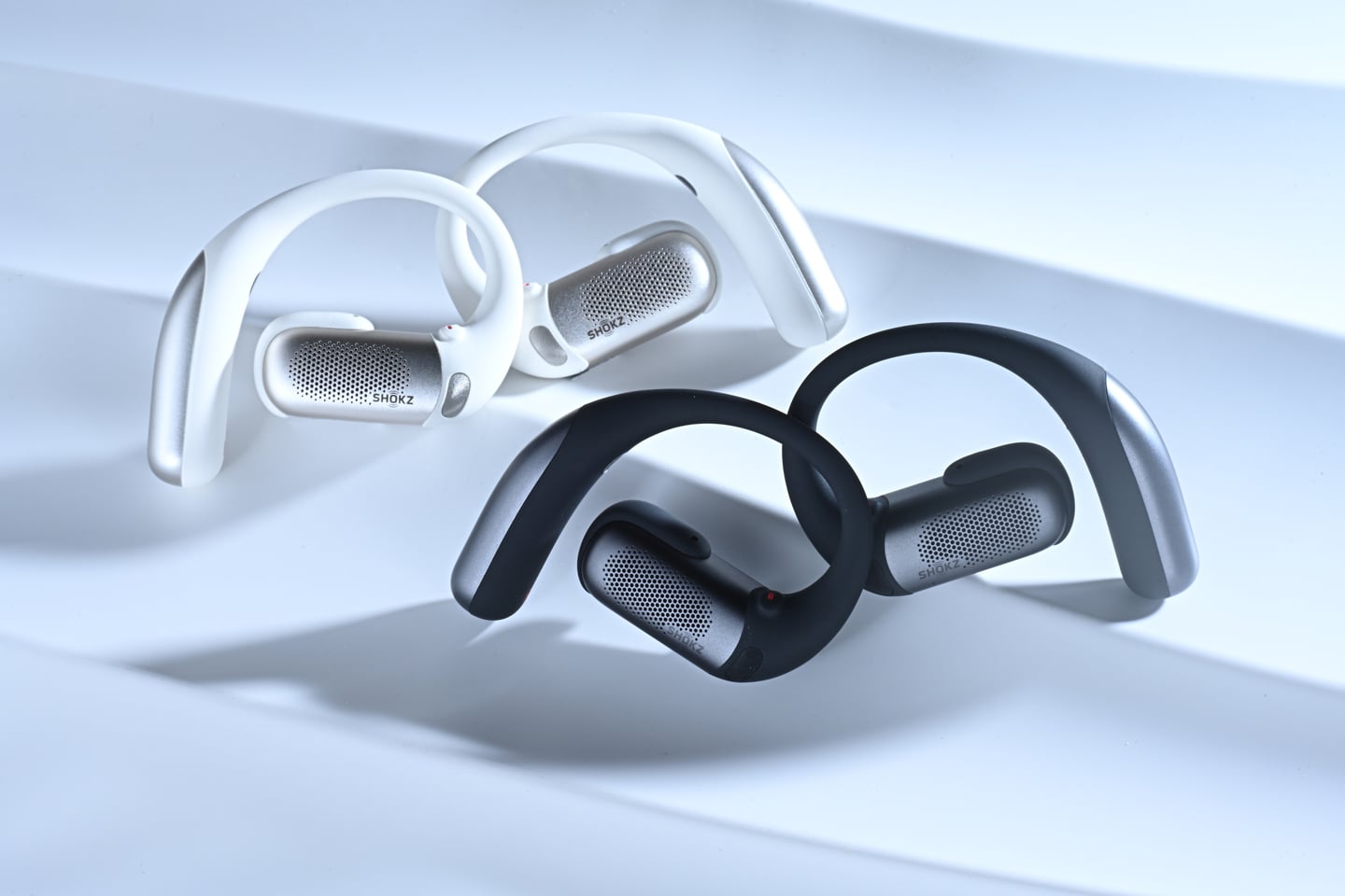 Shokz 的 OpenFit 系列耳機已經在市場上取得了顯著的成功，最新推出的 OpenFit Pro 無疑是該系列的旗艦款式，無論是在規格、佩戴舒適度還是音質表現上，都有了顯著的提升。這款耳機更首次引入了開放式濾噪技術，讓用家在享受音樂的同時，依然能保持對周圍環境的感知，兼顧安全性。這種創新設計在市場上較為少見，展現了 Shokz 的獨特優勢，也為用家帶來更大的便利。