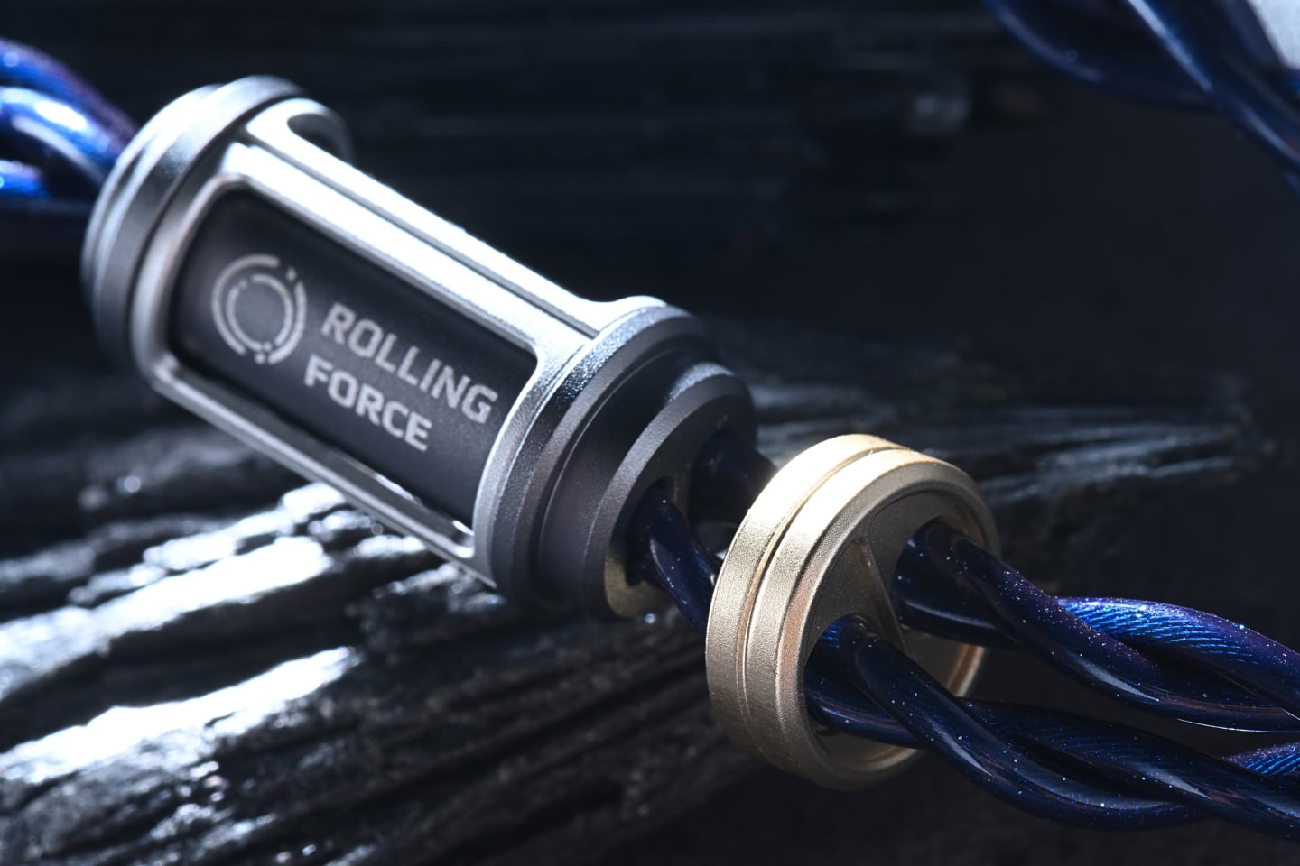 Rolling Force 一向走務實路線,先從入門及中階市場建立口碑,再逐步把產品思路推向更成熟的層次。來到五週年,Frontier 的推出,並不只是為了紀念,而是品牌對自身技術理解與聲音美學的一次總結與延伸。它沒有沿用既有旗艦的設計思路作簡單升級,而是從材料、結構、屏蔽到配件配置重新審視,務求在實際使用與聲音完成度之間,取得更高層次的平衡。
從命名已能看出端倪,Frontier,既代表邊界,也象徵前線。對 Rolling Force 而言,這條線材不只是五週年的標誌,更像是品牌對線材可能性的一次重新定義。它追求的,並不是以誇張規格搶眼,而是以更成熟、更縝密的設計邏輯,去探索訊號傳輸與聲音表達的上限。