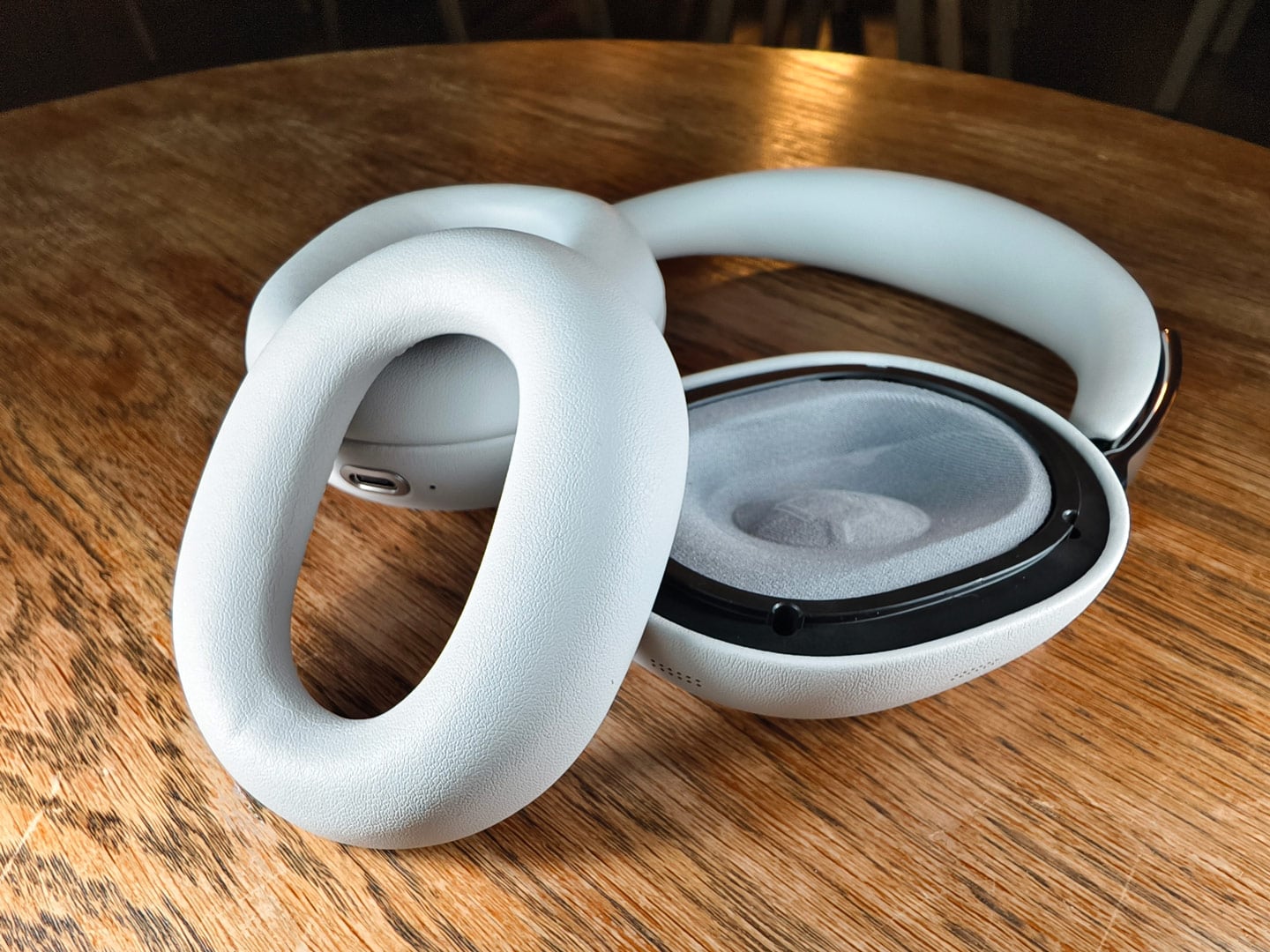 適逢 1000X 系列十週年，Sony 推出全新頭戴式耳機 WH-1000X The Collexion，把系列一直以來最受關注的降噪、音質與佩戴舒適度，進一步包裝成更具高級感的設計。這次新作的焦點，已不再只是單純追求規格升級，而是明顯將耳機帶向更時尚、更講究工藝的方向，令它不只是聽歌工具，亦更像一件隨身配飾。