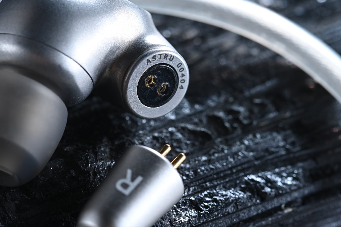 來自羅馬尼亞的 Meze Audio，一向擅長將工藝質感與聲音風格融為一體。從早年的 Rai Penta，到後來的 ADVAR 與 ALBA，品牌在設計與調音上都展現出鮮明的審美取向。最新登場的 ASTRU，並沒有刻意以單元數量或誇張規格作賣點，而是以一枚 10mm 動圈單元、純鈦金屬機身，以及細膩講究的聲學調校，勾勒出一種沉穩而有層次的聽感。
ASTRU 這個名字在羅馬尼亞語中有「星辰」之意，若從聲音取向來理解，亦相當貼切。初次接觸 ASTRU，便能感受到 Meze Audio 想傳達的方向，它有一種偏成熟的氣質：不浮誇，但佩戴與聲音之間取得相當不錯的平衡。對於偏好人聲、流行音樂，甚至 City Pop 的用家而言，ASTRU 的聲音取向十分明確。