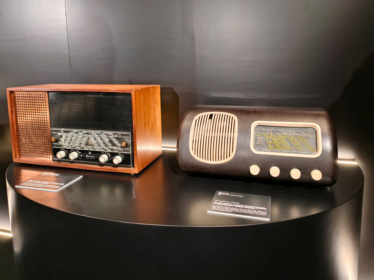 適逢創立一百週年，丹麥奢華視聽品牌 Bang & Olufsen 由 5 月 29 日起至 31 日，於中環大館 F 倉舉行「A Century of Beautiful Sound 百年聲藝紀念展」，以品牌百年來的代表作品、設計脈絡及工藝精神，帶領觀眾走入一段關於聲音與時間流轉的故事。當中最矚目的，莫過於全球限量 10 對的旗艦作 Beolab 90 Titan Edition 將首度於香港公開亮相，相信會吸引不少本地音響發燒友與設計愛好者前往欣賞。