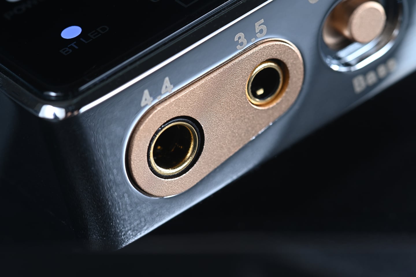 近年用家對便攜 DAC 解碼耳擴的要求愈來愈高,總是希望器材能夠同時兼顧功能完整性、推力、穩定性,以及有一定的音質表現。但不少產品總讓人有種「規格很好,實際卻未必想日日帶出街」的感覺。TRI TK-3 則走向另一條路,它不只追求高輸出與高規格,更明顯是朝著「真正日常可用」的方向去設計。
作為 KBEAR 高階副線 TRI Audio 旗下首款重點便攜解碼耳擴之一,TK-3 同時兼顧藍牙接駁、USB DAC、獨立供電、雙平衡輸出,以及一套相當成熟的聲音調校。從定位來看,它的目標並不是單純做一部「規格機」,而是希望用家在通勤、辦公室甚至旅行途中,都能輕鬆享受到具 Hi-Fi 味道的音樂播放體驗。
更值得留意的是,TK-3 並非只有「方便」作賣點。當它搭配 TRI 自家 i3 MK3 三混合單元耳機時,聲音性格會變得相當鮮明,甚至帶點昔日發燒播放器那種略具侵略性的音染味道,聽感很有辨識度。
