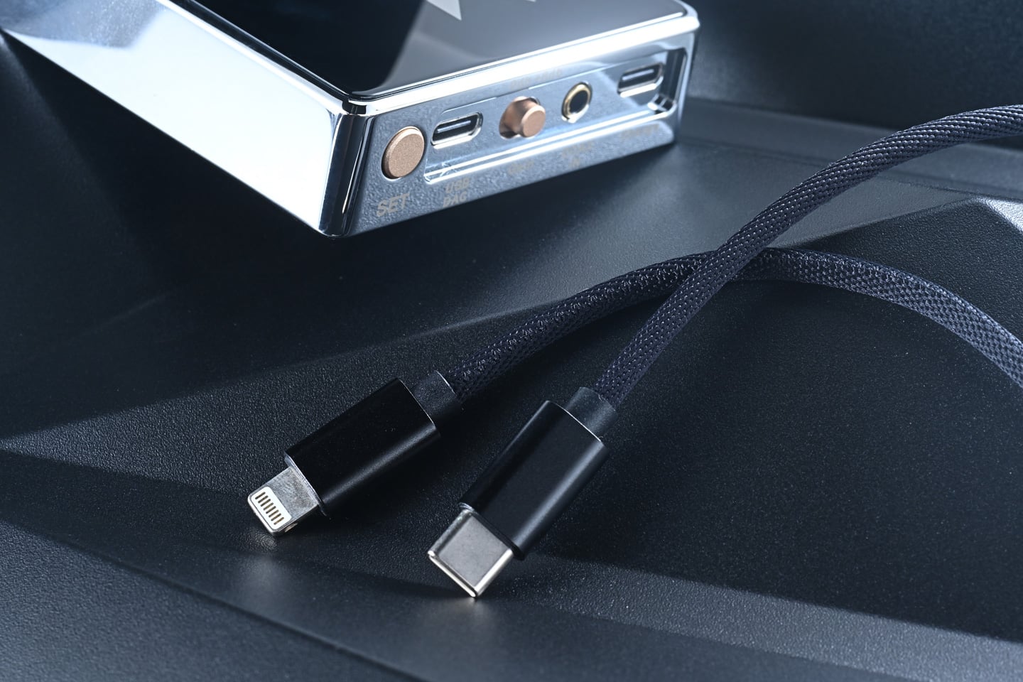 近年用家對便攜 DAC 解碼耳擴的要求愈來愈高,總是希望器材能夠同時兼顧功能完整性、推力、穩定性,以及有一定的音質表現。但不少產品總讓人有種「規格很好,實際卻未必想日日帶出街」的感覺。TRI TK-3 則走向另一條路,它不只追求高輸出與高規格,更明顯是朝著「真正日常可用」的方向去設計。
作為 KBEAR 高階副線 TRI Audio 旗下首款重點便攜解碼耳擴之一,TK-3 同時兼顧藍牙接駁、USB DAC、獨立供電、雙平衡輸出,以及一套相當成熟的聲音調校。從定位來看,它的目標並不是單純做一部「規格機」,而是希望用家在通勤、辦公室甚至旅行途中,都能輕鬆享受到具 Hi-Fi 味道的音樂播放體驗。
更值得留意的是,TK-3 並非只有「方便」作賣點。當它搭配 TRI 自家 i3 MK3 三混合單元耳機時,聲音性格會變得相當鮮明,甚至帶點昔日發燒播放器那種略具侵略性的音染味道,聽感很有辨識度。