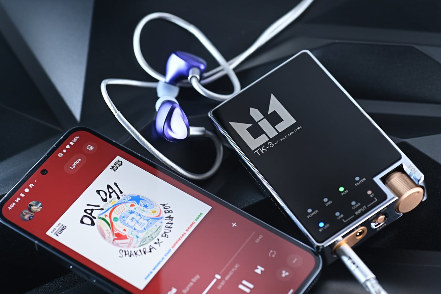 近年用家對便攜 DAC 解碼耳擴的要求愈來愈高,總是希望器材能夠同時兼顧功能完整性、推力、穩定性,以及有一定的音質表現。但不少產品總讓人有種「規格很好,實際卻未必想日日帶出街」的感覺。TRI TK-3 則走向另一條路,它不只追求高輸出與高規格,更明顯是朝著「真正日常可用」的方向去設計。
作為 KBEAR 高階副線 TRI Audio 旗下首款重點便攜解碼耳擴之一,TK-3 同時兼顧藍牙接駁、USB DAC、獨立供電、雙平衡輸出,以及一套相當成熟的聲音調校。從定位來看,它的目標並不是單純做一部「規格機」,而是希望用家在通勤、辦公室甚至旅行途中,都能輕鬆享受到具 Hi-Fi 味道的音樂播放體驗。
更值得留意的是,TK-3 並非只有「方便」作賣點。當它搭配 TRI 自家 i3 MK3 三混合單元耳機時,聲音性格會變得相當鮮明,甚至帶點昔日發燒播放器那種略具侵略性的音染味道,聽感很有辨識度。