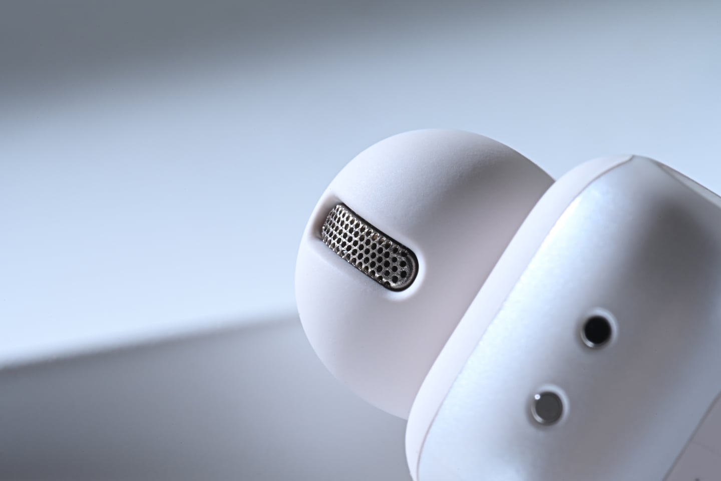 Shokz OpenDots 2 並非只是一款開放式真無線耳機，更是一款著重日常佩戴體驗、型格外觀設計與技術升級的產品。相較於上一代，它今次的重點提升相當明確，全新升級 Dolby Audio 帶來更立體、更有層次的聲音表現；MirrorPitch 聚能鏡技術亦進一步加強音量集中度與防漏音效果，令開放式耳機一向面對的聲音外洩問題得到改善。