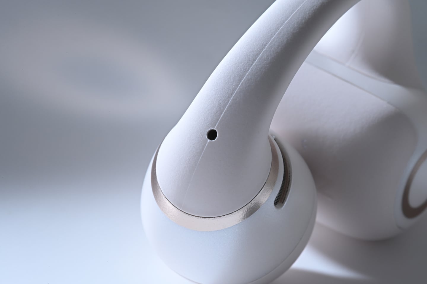 Shokz OpenDots 2 並非只是一款開放式真無線耳機，更是一款著重日常佩戴體驗、型格外觀設計與技術升級的產品。相較於上一代，它今次的重點提升相當明確，全新升級 Dolby Audio 帶來更立體、更有層次的聲音表現；MirrorPitch 聚能鏡技術亦進一步加強音量集中度與防漏音效果，令開放式耳機一向面對的聲音外洩問題得到改善。