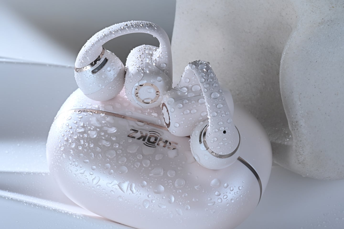 Shokz OpenDots 2 並非只是一款開放式真無線耳機，更是一款著重日常佩戴體驗、型格外觀設計與技術升級的產品。相較於上一代，它今次的重點提升相當明確，全新升級 Dolby Audio 帶來更立體、更有層次的聲音表現；MirrorPitch 聚能鏡技術亦進一步加強音量集中度與防漏音效果，令開放式耳機一向面對的聲音外洩問題得到改善。