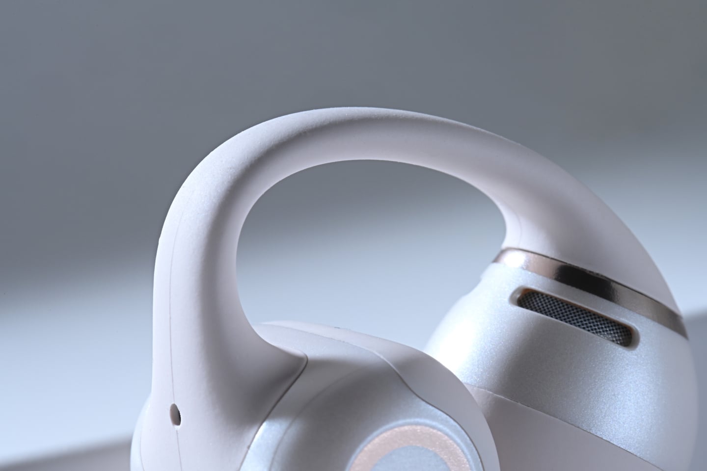 Shokz OpenDots 2 並非只是一款開放式真無線耳機，更是一款著重日常佩戴體驗、型格外觀設計與技術升級的產品。相較於上一代，它今次的重點提升相當明確，全新升級 Dolby Audio 帶來更立體、更有層次的聲音表現；MirrorPitch 聚能鏡技術亦進一步加強音量集中度與防漏音效果，令開放式耳機一向面對的聲音外洩問題得到改善。