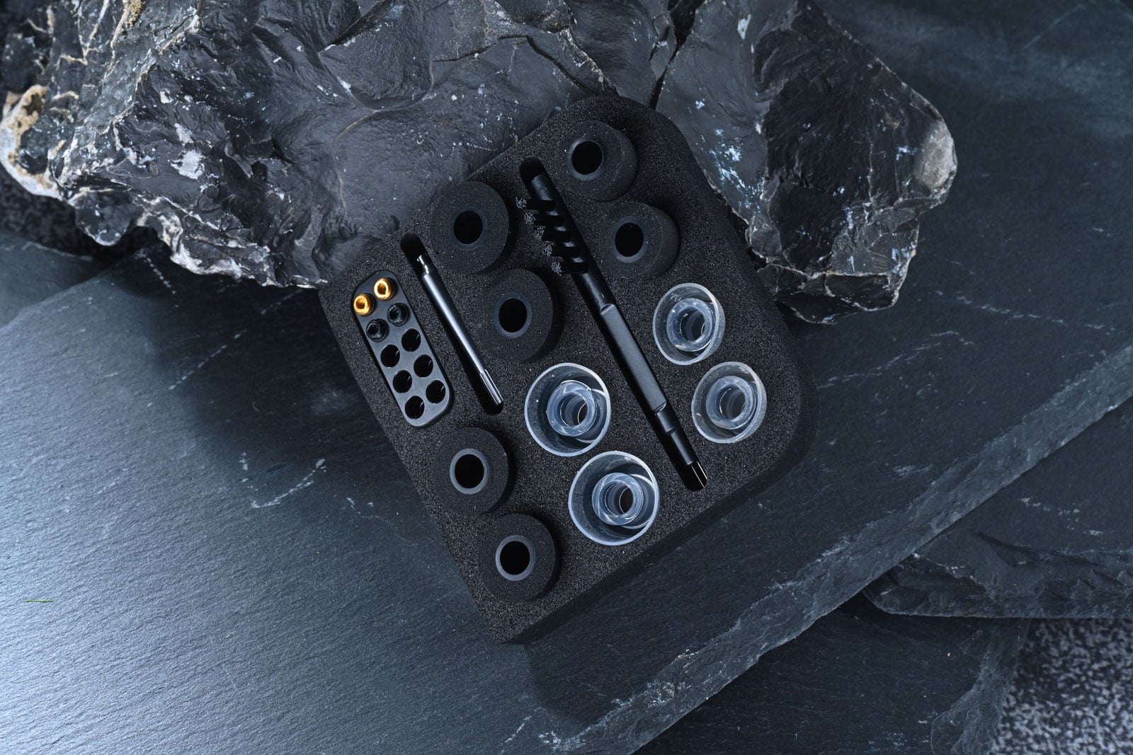 FiR Audio 一直是個作風鮮明的品牌，旗下產品有很多不同的獨家技術，充滿了實驗精神。譬如 Frontier 系列當中的 Xenon 6（簡稱 XE6）便憑藉其極具衝擊力的低頻和沉浸感備受不少耳機迷追捧，而限量版 Radon 6（RN6）則以更均衡、精準的調音獲得高度評價。
作為 Frontier 系列的最終章，Redux 6（RX6）正正是 FiR Audio 希望將這兩款人氣旗艦的優點融合在一起。官方形容它兼具 Xenon 6 的能量感與 Radon 6 的準確度，同時首度導入全新的 HDX 高音分頻技術，務求在保留品牌招牌低頻魅力之餘，進一步提升高頻延伸與整體平衡度。