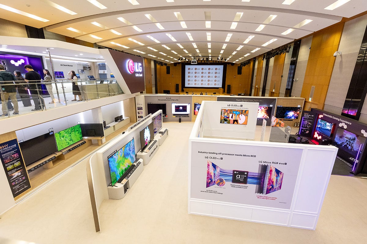 LG 剛剛發佈的 2026 年全新影音系列,以「雙線發展」打造出市場上最完整的 RGB 電視組合,不論是採用 4-Stack Tandem 結構、亮度急升近 4 倍的旗艦 OLED evo G6,還是色域全面覆蓋三大專業標準的 Micro RGB evo LCD 電視 MRGB95,都將畫質推向新高峰。而在聲音方面,首度亮相的 LG Sound Suite 模組化音響系統更首度搭載 Dolby Atmos FlexConnect 技術,打破傳統家庭影院的「皇帝位」迷思,讓用家在香港特有的不規則客廳中,也能實現最靈活、最精準的 3D 聲效配置。而為了讓香港的媒體能更深入了解新一代的產品技術,LG 舉辦了一次首爾的 Media Tour,讓我們深入韓國 LG Display、LG Electronics 的大本營,親身體驗一下今年新系列的聲畫進化。
