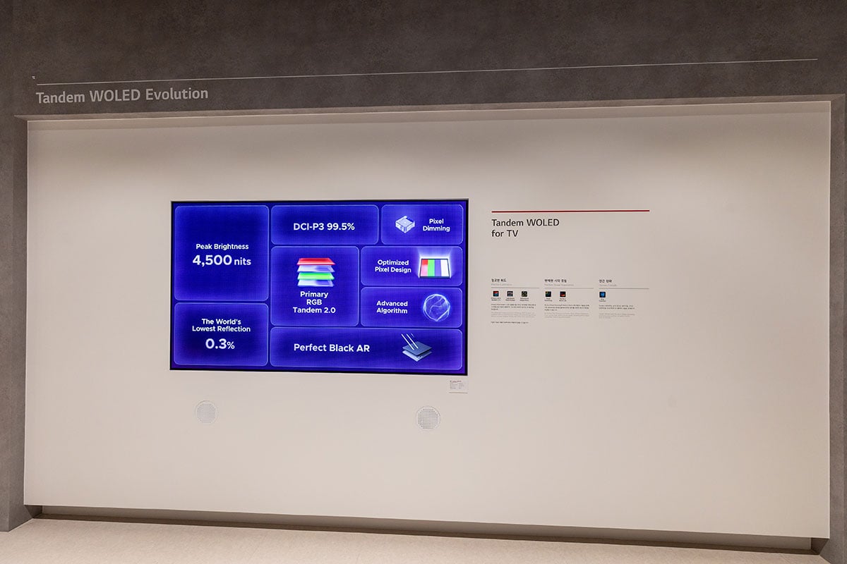 LG 剛剛發佈的 2026 年全新影音系列,以「雙線發展」打造出市場上最完整的 RGB 電視組合,不論是採用 4-Stack Tandem 結構、亮度急升近 4 倍的旗艦 OLED evo G6,還是色域全面覆蓋三大專業標準的 Micro RGB evo LCD 電視 MRGB95,都將畫質推向新高峰。而在聲音方面,首度亮相的 LG Sound Suite 模組化音響系統更首度搭載 Dolby Atmos FlexConnect 技術,打破傳統家庭影院的「皇帝位」迷思,讓用家在香港特有的不規則客廳中,也能實現最靈活、最精準的 3D 聲效配置。而為了讓香港的媒體能更深入了解新一代的產品技術,LG 舉辦了一次首爾的 Media Tour,讓我們深入韓國 LG Display、LG Electronics 的大本營,親身體驗一下今年新系列的聲畫進化。