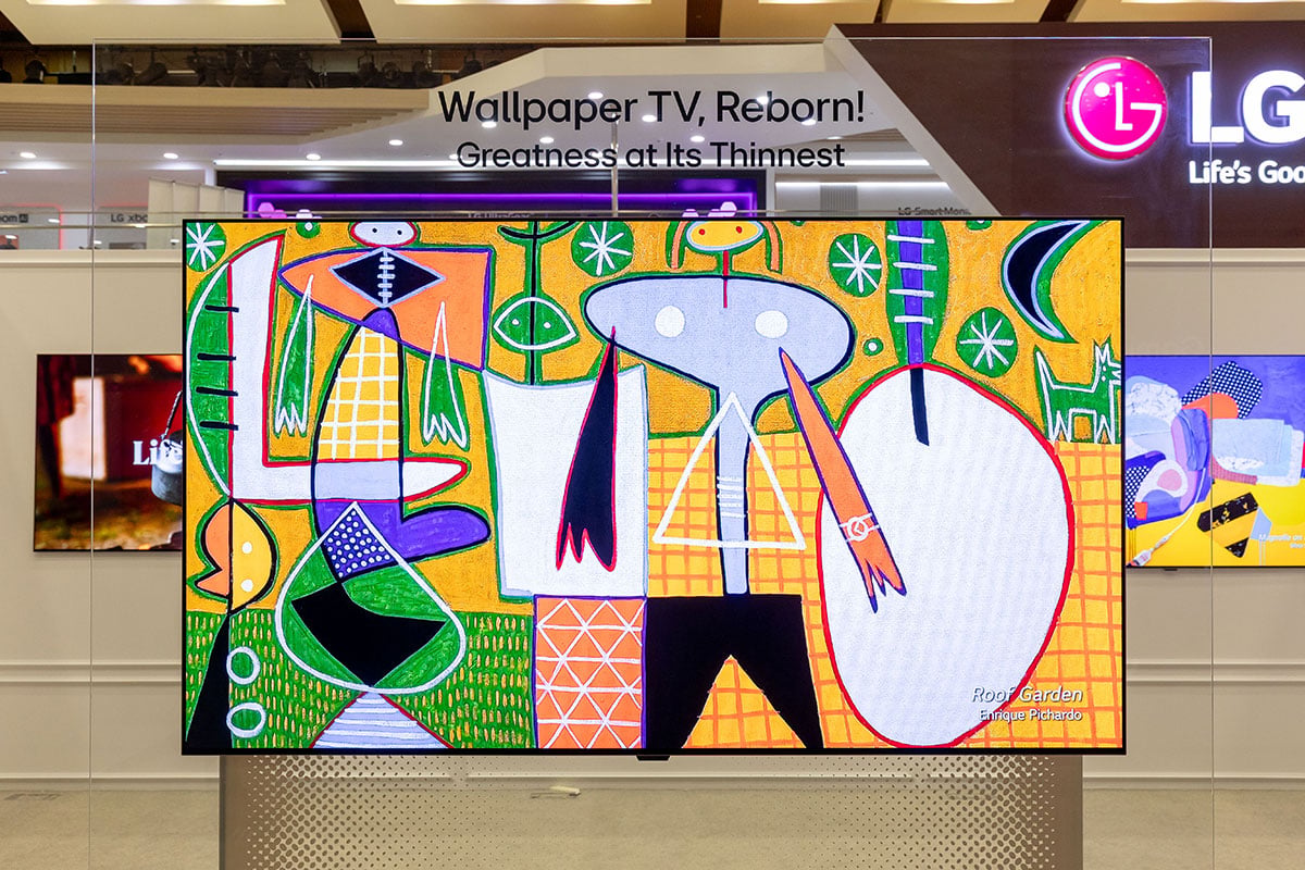 LG 剛剛發佈的 2026 年全新影音系列,以「雙線發展」打造出市場上最完整的 RGB 電視組合,不論是採用 4-Stack Tandem 結構、亮度急升近 4 倍的旗艦 OLED evo G6,還是色域全面覆蓋三大專業標準的 Micro RGB evo LCD 電視 MRGB95,都將畫質推向新高峰。而在聲音方面,首度亮相的 LG Sound Suite 模組化音響系統更首度搭載 Dolby Atmos FlexConnect 技術,打破傳統家庭影院的「皇帝位」迷思,讓用家在香港特有的不規則客廳中,也能實現最靈活、最精準的 3D 聲效配置。而為了讓香港的媒體能更深入了解新一代的產品技術,LG 舉辦了一次首爾的 Media Tour,讓我們深入韓國 LG Display、LG Electronics 的大本營,親身體驗一下今年新系列的聲畫進化。