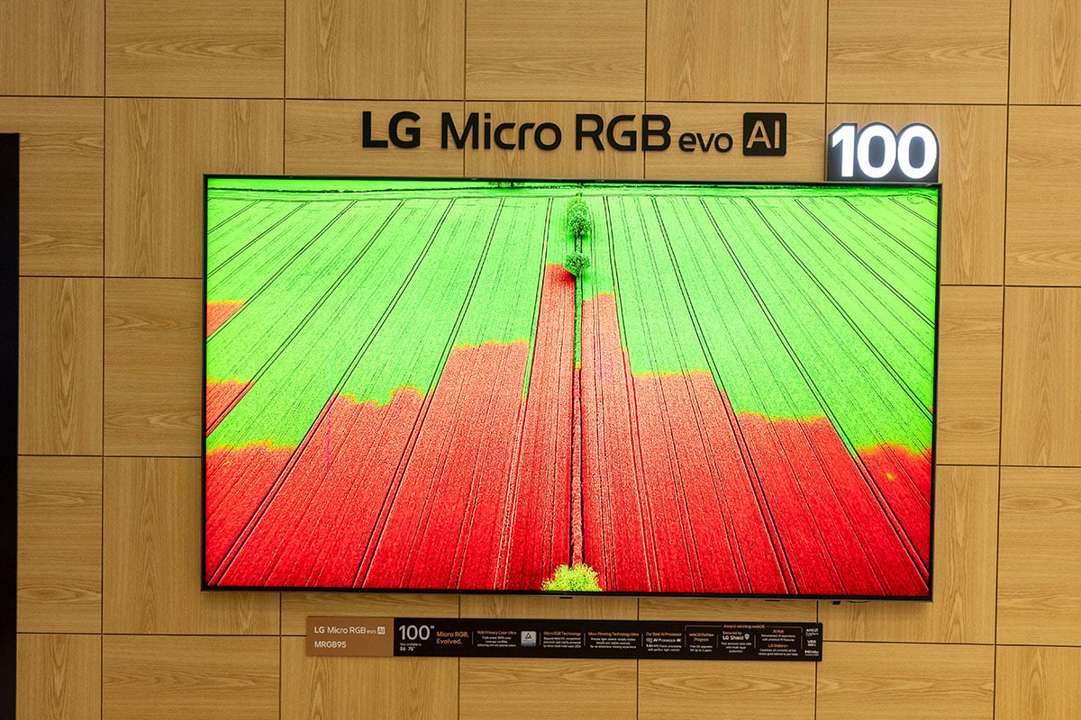 LG 剛剛發佈的 2026 年全新影音系列,以「雙線發展」打造出市場上最完整的 RGB 電視組合,不論是採用 4-Stack Tandem 結構、亮度急升近 4 倍的旗艦 OLED evo G6,還是色域全面覆蓋三大專業標準的 Micro RGB evo LCD 電視 MRGB95,都將畫質推向新高峰。而在聲音方面,首度亮相的 LG Sound Suite 模組化音響系統更首度搭載 Dolby Atmos FlexConnect 技術,打破傳統家庭影院的「皇帝位」迷思,讓用家在香港特有的不規則客廳中,也能實現最靈活、最精準的 3D 聲效配置。而為了讓香港的媒體能更深入了解新一代的產品技術,LG 舉辦了一次首爾的 Media Tour,讓我們深入韓國 LG Display、LG Electronics 的大本營,親身體驗一下今年新系列的聲畫進化。