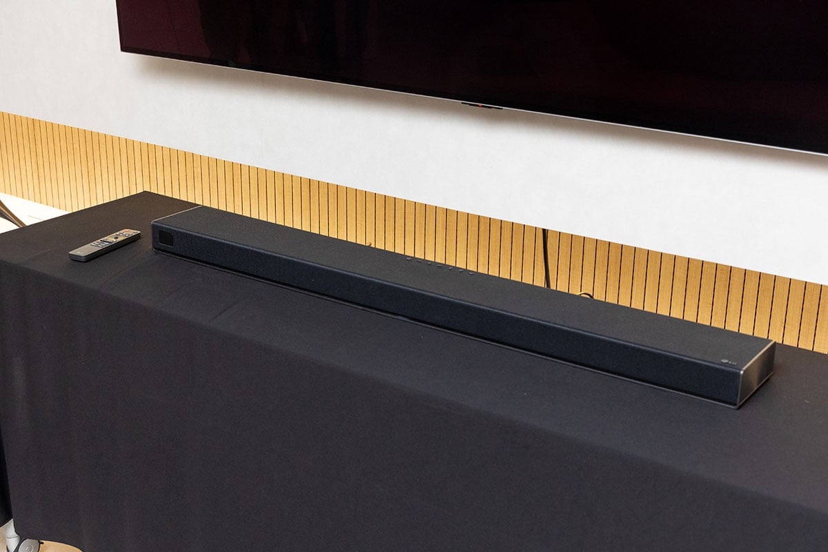 LG 剛剛發佈的 2026 年全新影音系列,以「雙線發展」打造出市場上最完整的 RGB 電視組合,不論是採用 4-Stack Tandem 結構、亮度急升近 4 倍的旗艦 OLED evo G6,還是色域全面覆蓋三大專業標準的 Micro RGB evo LCD 電視 MRGB95,都將畫質推向新高峰。而在聲音方面,首度亮相的 LG Sound Suite 模組化音響系統更首度搭載 Dolby Atmos FlexConnect 技術,打破傳統家庭影院的「皇帝位」迷思,讓用家在香港特有的不規則客廳中,也能實現最靈活、最精準的 3D 聲效配置。而為了讓香港的媒體能更深入了解新一代的產品技術,LG 舉辦了一次首爾的 Media Tour,讓我們深入韓國 LG Display、LG Electronics 的大本營,親身體驗一下今年新系列的聲畫進化。