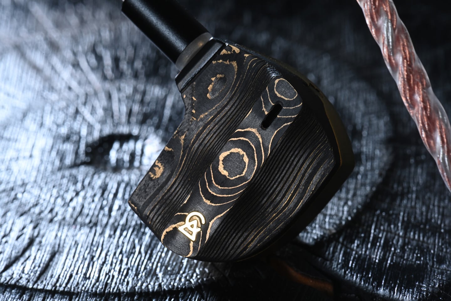 在 Campfire Audio 的產品演進中，Andromeda 曾為高階入耳式耳機樹立一個時代標準；而 Trifecta 則以近乎狂放的低頻表現，重新改寫市場對旗艦耳機的想像。品牌一向以大膽設計與獨特聲底見稱，而今次的 Chimera，無疑是近年最具代表性的旗艦作品之一。
單從名稱已可窺見其企圖心，Chimera（奇美拉）本身就是由獅子、山羊與巨蛇等特徵組成的神話生物，放諸耳機設計之中，正好象徵多種聲學技術的融合。創辦人 Ken Ball 並非先設定一定要用上四種單元技術，而是先挑選自己認為最出色的單元，再不惜代價將它們整合於同一系統之中，構建出一套完整且具辨識度的聲音架構。
從產品定位而言，Chimera 不但在單元配置上極盡複雜，連機身用料、導管結構、聲學路徑以至阻尼處理，都反映出品牌希望以工程設計推動聲音表現，而非單靠調音技巧取悅聽眾。這亦令 Chimera 更像是 Campfire Audio 十多年研發經驗濃縮後的結晶。