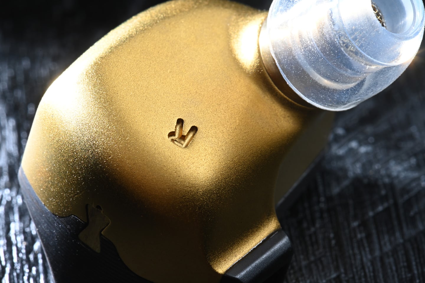 在 Campfire Audio 的產品演進中，Andromeda 曾為高階入耳式耳機樹立一個時代標準；而 Trifecta 則以近乎狂放的低頻表現，重新改寫市場對旗艦耳機的想像。品牌一向以大膽設計與獨特聲底見稱，而今次的 Chimera，無疑是近年最具代表性的旗艦作品之一。
單從名稱已可窺見其企圖心，Chimera（奇美拉）本身就是由獅子、山羊與巨蛇等特徵組成的神話生物，放諸耳機設計之中，正好象徵多種聲學技術的融合。創辦人 Ken Ball 並非先設定一定要用上四種單元技術，而是先挑選自己認為最出色的單元，再不惜代價將它們整合於同一系統之中，構建出一套完整且具辨識度的聲音架構。
從產品定位而言，Chimera 不但在單元配置上極盡複雜，連機身用料、導管結構、聲學路徑以至阻尼處理，都反映出品牌希望以工程設計推動聲音表現，而非單靠調音技巧取悅聽眾。這亦令 Chimera 更像是 Campfire Audio 十多年研發經驗濃縮後的結晶。