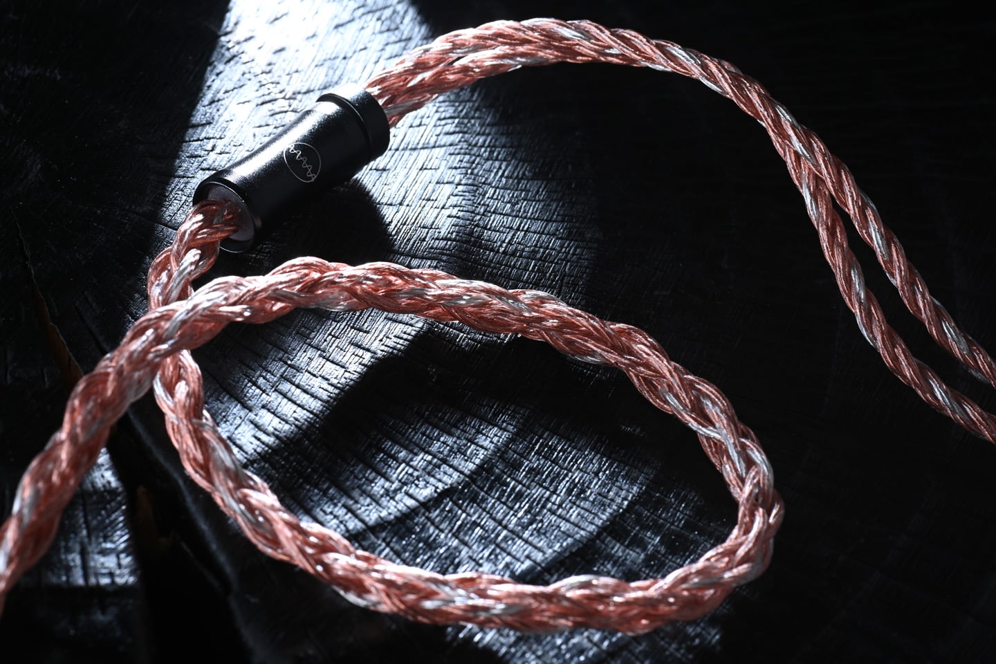 在 Campfire Audio 的產品演進中，Andromeda 曾為高階入耳式耳機樹立一個時代標準；而 Trifecta 則以近乎狂放的低頻表現，重新改寫市場對旗艦耳機的想像。品牌一向以大膽設計與獨特聲底見稱，而今次的 Chimera，無疑是近年最具代表性的旗艦作品之一。
單從名稱已可窺見其企圖心，Chimera（奇美拉）本身就是由獅子、山羊與巨蛇等特徵組成的神話生物，放諸耳機設計之中，正好象徵多種聲學技術的融合。創辦人 Ken Ball 並非先設定一定要用上四種單元技術，而是先挑選自己認為最出色的單元，再不惜代價將它們整合於同一系統之中，構建出一套完整且具辨識度的聲音架構。
從產品定位而言，Chimera 不但在單元配置上極盡複雜，連機身用料、導管結構、聲學路徑以至阻尼處理，都反映出品牌希望以工程設計推動聲音表現，而非單靠調音技巧取悅聽眾。這亦令 Chimera 更像是 Campfire Audio 十多年研發經驗濃縮後的結晶。