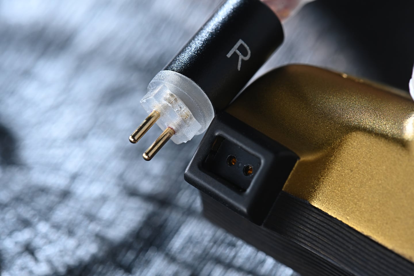 在 Campfire Audio 的產品演進中，Andromeda 曾為高階入耳式耳機樹立一個時代標準；而 Trifecta 則以近乎狂放的低頻表現，重新改寫市場對旗艦耳機的想像。品牌一向以大膽設計與獨特聲底見稱，而今次的 Chimera，無疑是近年最具代表性的旗艦作品之一。
單從名稱已可窺見其企圖心，Chimera（奇美拉）本身就是由獅子、山羊與巨蛇等特徵組成的神話生物，放諸耳機設計之中，正好象徵多種聲學技術的融合。創辦人 Ken Ball 並非先設定一定要用上四種單元技術，而是先挑選自己認為最出色的單元，再不惜代價將它們整合於同一系統之中，構建出一套完整且具辨識度的聲音架構。
從產品定位而言，Chimera 不但在單元配置上極盡複雜，連機身用料、導管結構、聲學路徑以至阻尼處理，都反映出品牌希望以工程設計推動聲音表現，而非單靠調音技巧取悅聽眾。這亦令 Chimera 更像是 Campfire Audio 十多年研發經驗濃縮後的結晶。