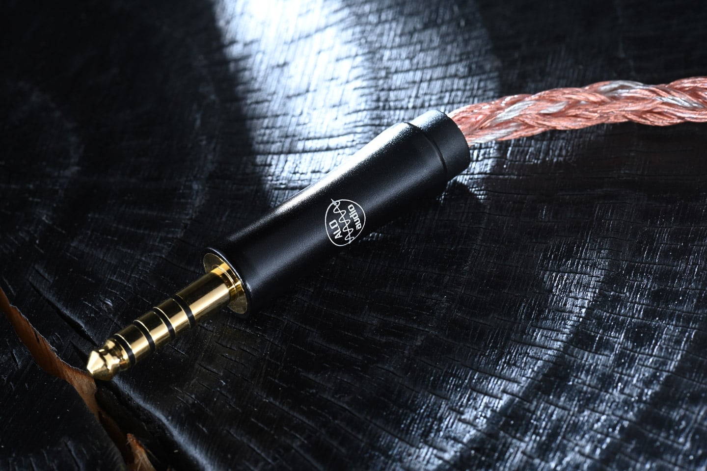 在 Campfire Audio 的產品演進中，Andromeda 曾為高階入耳式耳機樹立一個時代標準；而 Trifecta 則以近乎狂放的低頻表現，重新改寫市場對旗艦耳機的想像。品牌一向以大膽設計與獨特聲底見稱，而今次的 Chimera，無疑是近年最具代表性的旗艦作品之一。
單從名稱已可窺見其企圖心，Chimera（奇美拉）本身就是由獅子、山羊與巨蛇等特徵組成的神話生物，放諸耳機設計之中，正好象徵多種聲學技術的融合。創辦人 Ken Ball 並非先設定一定要用上四種單元技術，而是先挑選自己認為最出色的單元，再不惜代價將它們整合於同一系統之中，構建出一套完整且具辨識度的聲音架構。
從產品定位而言，Chimera 不但在單元配置上極盡複雜，連機身用料、導管結構、聲學路徑以至阻尼處理，都反映出品牌希望以工程設計推動聲音表現，而非單靠調音技巧取悅聽眾。這亦令 Chimera 更像是 Campfire Audio 十多年研發經驗濃縮後的結晶。