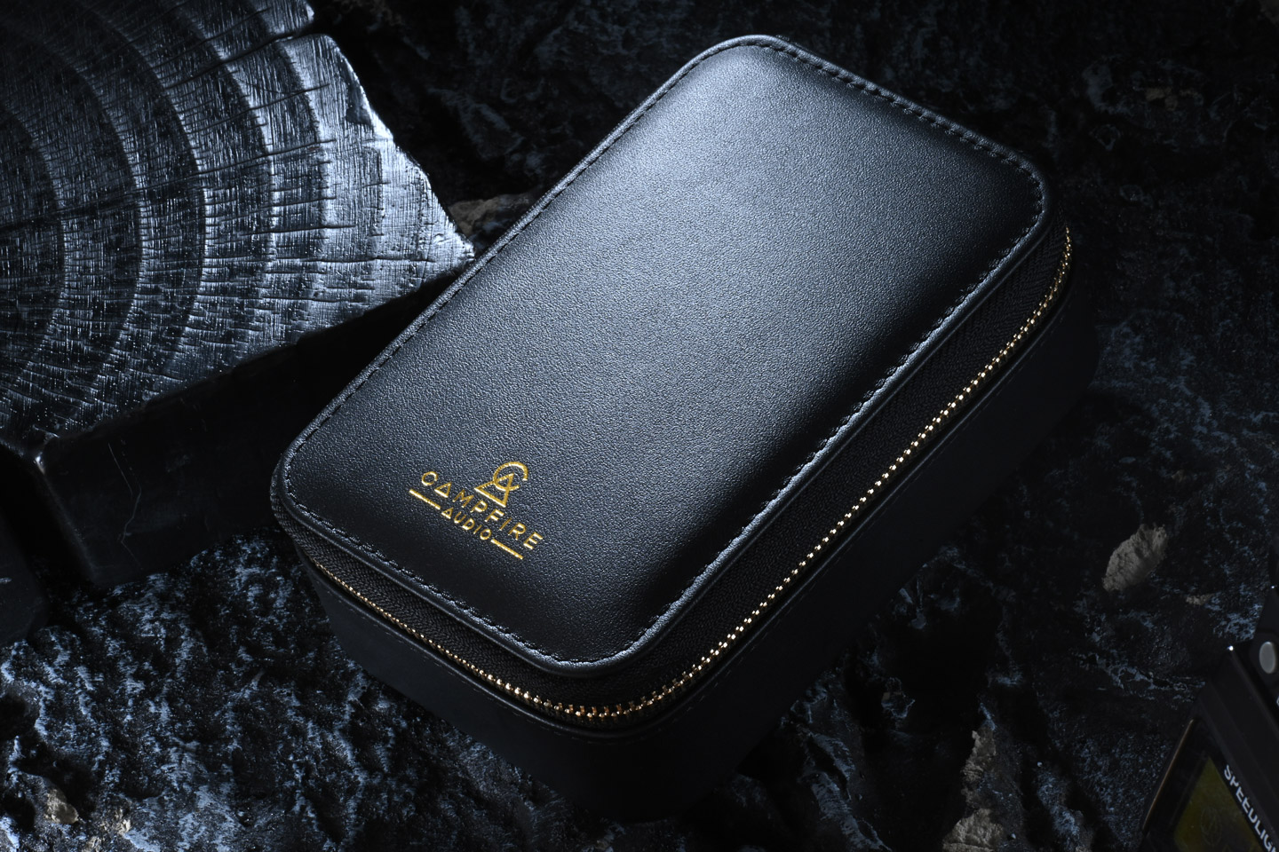 在 Campfire Audio 的產品演進中，Andromeda 曾為高階入耳式耳機樹立一個時代標準；而 Trifecta 則以近乎狂放的低頻表現，重新改寫市場對旗艦耳機的想像。品牌一向以大膽設計與獨特聲底見稱，而今次的 Chimera，無疑是近年最具代表性的旗艦作品之一。
單從名稱已可窺見其企圖心，Chimera（奇美拉）本身就是由獅子、山羊與巨蛇等特徵組成的神話生物，放諸耳機設計之中，正好象徵多種聲學技術的融合。創辦人 Ken Ball 並非先設定一定要用上四種單元技術，而是先挑選自己認為最出色的單元，再不惜代價將它們整合於同一系統之中，構建出一套完整且具辨識度的聲音架構。
從產品定位而言，Chimera 不但在單元配置上極盡複雜，連機身用料、導管結構、聲學路徑以至阻尼處理，都反映出品牌希望以工程設計推動聲音表現，而非單靠調音技巧取悅聽眾。這亦令 Chimera 更像是 Campfire Audio 十多年研發經驗濃縮後的結晶。