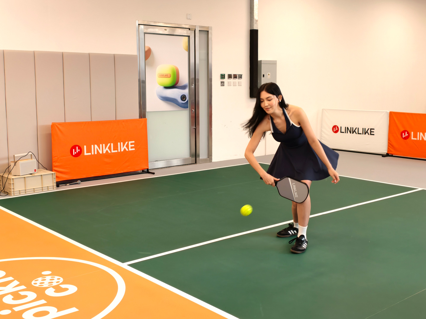 LINKLIKE 最新推出的 C-Flow 耳夾式真無線耳機，今次特別選址人氣運動場地 Pickleball 場舉行發佈會，透過實地體驗方式，讓大家親身感受新世代夾耳式耳機於運動中的穩固佩戴表現，真正做到「揈極都唔甩」。