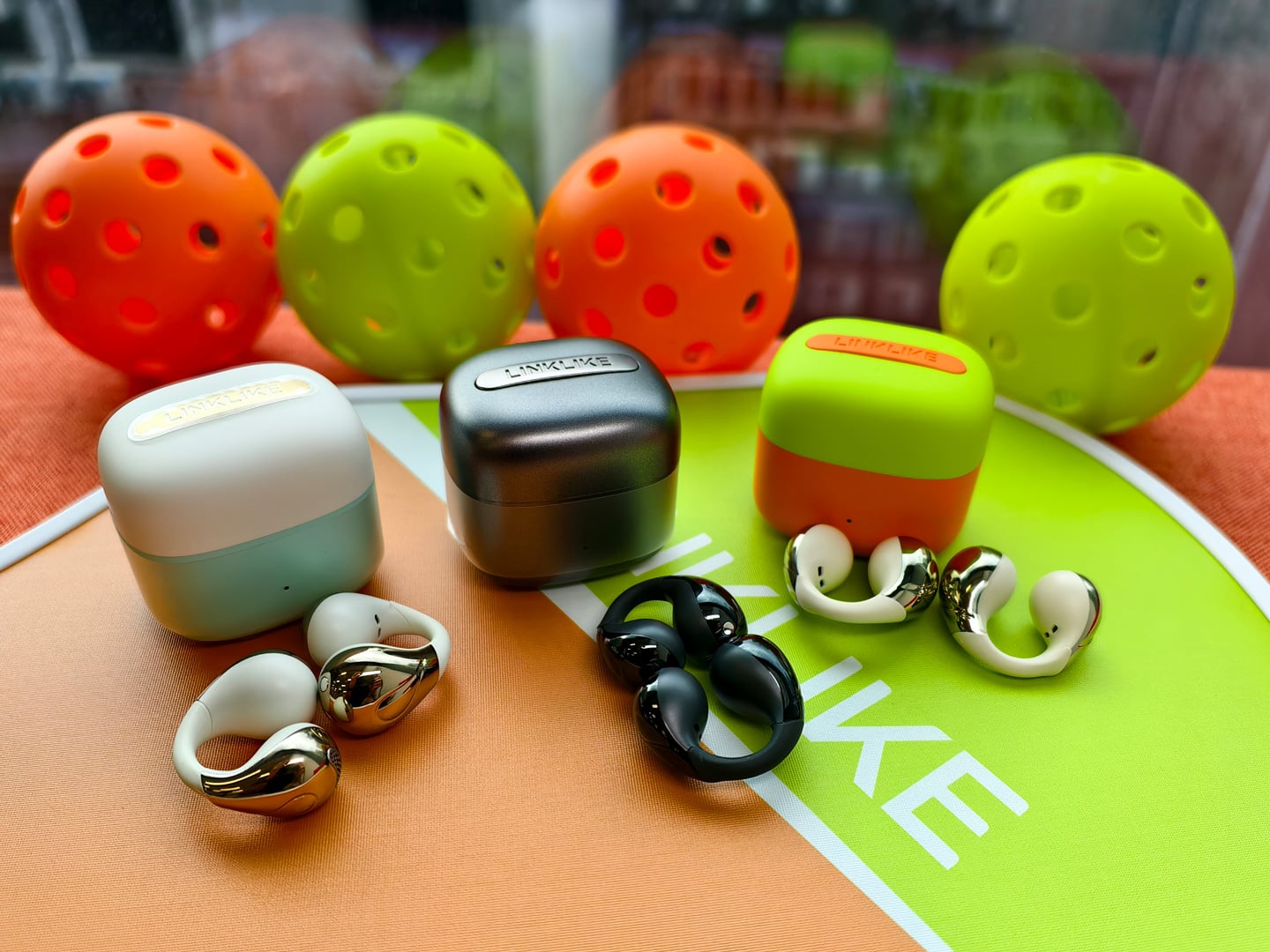 LINKLIKE 最新推出的 C-Flow 耳夾式真無線耳機，今次特別選址人氣運動場地 Pickleball 場舉行發佈會，透過實地體驗方式，讓大家親身感受新世代夾耳式耳機於運動中的穩固佩戴表現，真正做到「揈極都唔甩」。