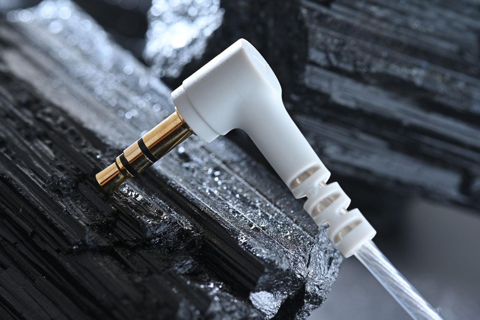 提起 Beyerdynamic,音響迷與專業音樂人腦中浮現的,很可能是 DT 770 PRO、DT 990 PRO 及 DT 1990 PRO 等經典錄音室耳機,「精準、耐用、舒適」放在品牌的出品是永遠適用的幾個形容詞。近年隨著入耳式監聽耳機(In-Ear Monitor,簡稱 IEM)愈來愈普及,Beyerdynamic 亦積極拓展 DT IE 系列,推出針對不同職業用途而設的 DT 70 IE、DT 71 IE、DT 72 IE 及 DT 73 IE,早前我們也曾詳細評測過,每款都各具特色。
至於今次評測的 DT 30 IE,則定位為系列中最容易入門的一員,主打均衡聲音、高隔音能力及耐用設計,希望讓更多音樂人、樂隊成員、音響工程師,以至剛接觸監聽耳機的用家,都能以相對親民的門檻享受到專業級監聽體驗。雖然官方將 DT 30 IE 定位為舞台監聽工具,但對於一般音樂愛好者而言,其準確自然的調音、優秀隔音能力及舒適佩戴感,同樣具備相當吸引力。