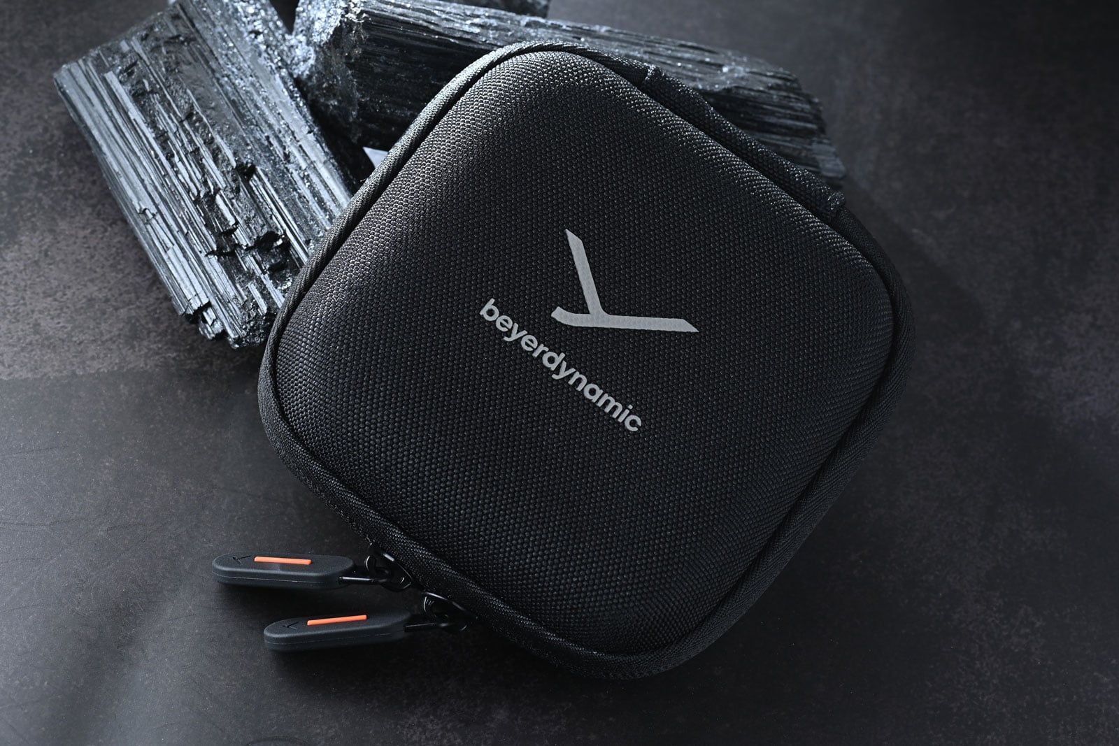提起 Beyerdynamic,音響迷與專業音樂人腦中浮現的,很可能是 DT 770 PRO、DT 990 PRO 及 DT 1990 PRO 等經典錄音室耳機,「精準、耐用、舒適」放在品牌的出品是永遠適用的幾個形容詞。近年隨著入耳式監聽耳機(In-Ear Monitor,簡稱 IEM)愈來愈普及,Beyerdynamic 亦積極拓展 DT IE 系列,推出針對不同職業用途而設的 DT 70 IE、DT 71 IE、DT 72 IE 及 DT 73 IE,早前我們也曾詳細評測過,每款都各具特色。
至於今次評測的 DT 30 IE,則定位為系列中最容易入門的一員,主打均衡聲音、高隔音能力及耐用設計,希望讓更多音樂人、樂隊成員、音響工程師,以至剛接觸監聽耳機的用家,都能以相對親民的門檻享受到專業級監聽體驗。雖然官方將 DT 30 IE 定位為舞台監聽工具,但對於一般音樂愛好者而言,其準確自然的調音、優秀隔音能力及舒適佩戴感,同樣具備相當吸引力。