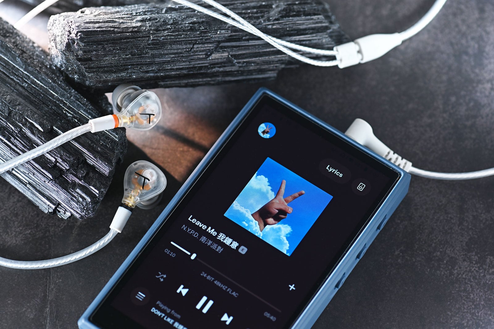 提起 Beyerdynamic,音響迷與專業音樂人腦中浮現的,很可能是 DT 770 PRO、DT 990 PRO 及 DT 1990 PRO 等經典錄音室耳機,「精準、耐用、舒適」放在品牌的出品是永遠適用的幾個形容詞。近年隨著入耳式監聽耳機(In-Ear Monitor,簡稱 IEM)愈來愈普及,Beyerdynamic 亦積極拓展 DT IE 系列,推出針對不同職業用途而設的 DT 70 IE、DT 71 IE、DT 72 IE 及 DT 73 IE,早前我們也曾詳細評測過,每款都各具特色。
至於今次評測的 DT 30 IE,則定位為系列中最容易入門的一員,主打均衡聲音、高隔音能力及耐用設計,希望讓更多音樂人、樂隊成員、音響工程師,以至剛接觸監聽耳機的用家,都能以相對親民的門檻享受到專業級監聽體驗。雖然官方將 DT 30 IE 定位為舞台監聽工具,但對於一般音樂愛好者而言,其準確自然的調音、優秀隔音能力及舒適佩戴感,同樣具備相當吸引力。