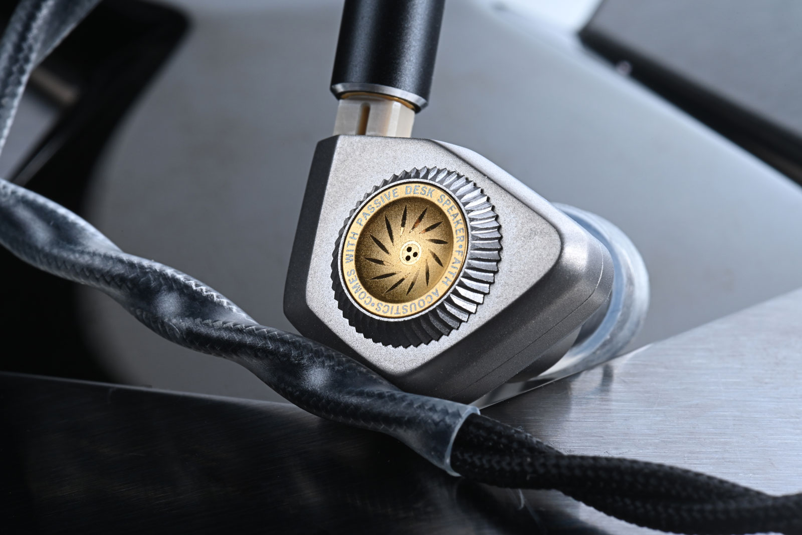 新晉耳機品牌 Faith Audio Labs 成立於 2024 年,雖然資歷尚淺,但背後團隊卻擁有深厚的聲學工程背景,首席工程師更曾參與 JBL、AKG 等國際品牌單元研發工作,早已累積了不少經驗。
Faith Audio Labs 以「The Art of Sound Architecture」作為核心理念,認為聲音並非單靠單元數量堆砌而成,而是結構、材料與工程設計共同建構出來的成果。品牌希望透過嚴謹的聲學架構與材料應用,讓音樂中的動態、空間感、泛音與情感得以自然呈現。
作為品牌首款旗艦作品,E1000 以單一 10.2mm 全頻動圈單元配合被動單元設計,嘗試將近場監聽喇叭的聲學理念濃縮至入耳式耳機之中。面對動輒十多甚至更多單元的旗艦耳機市場,E1000 選擇走上另一條路,深信一枚優秀的動圈單元,同樣能夠站上頂級舞台。