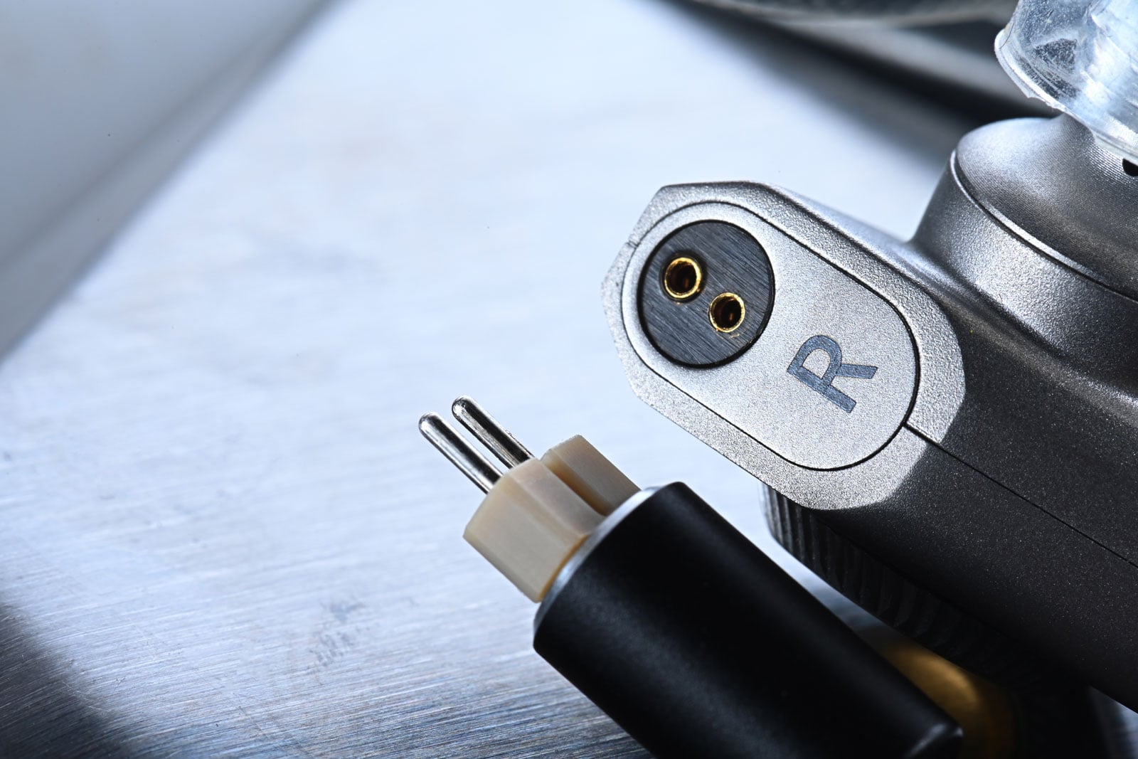 新晉耳機品牌 Faith Audio Labs 成立於 2024 年,雖然資歷尚淺,但背後團隊卻擁有深厚的聲學工程背景,首席工程師更曾參與 JBL、AKG 等國際品牌單元研發工作,早已累積了不少經驗。
Faith Audio Labs 以「The Art of Sound Architecture」作為核心理念,認為聲音並非單靠單元數量堆砌而成,而是結構、材料與工程設計共同建構出來的成果。品牌希望透過嚴謹的聲學架構與材料應用,讓音樂中的動態、空間感、泛音與情感得以自然呈現。
作為品牌首款旗艦作品,E1000 以單一 10.2mm 全頻動圈單元配合被動單元設計,嘗試將近場監聽喇叭的聲學理念濃縮至入耳式耳機之中。面對動輒十多甚至更多單元的旗艦耳機市場,E1000 選擇走上另一條路,深信一枚優秀的動圈單元,同樣能夠站上頂級舞台。