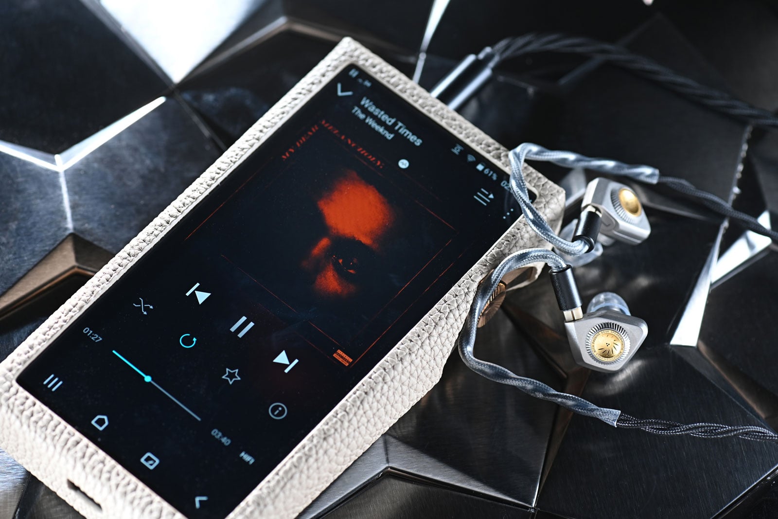 新晉耳機品牌 Faith Audio Labs 成立於 2024 年,雖然資歷尚淺,但背後團隊卻擁有深厚的聲學工程背景,首席工程師更曾參與 JBL、AKG 等國際品牌單元研發工作,早已累積了不少經驗。
Faith Audio Labs 以「The Art of Sound Architecture」作為核心理念,認為聲音並非單靠單元數量堆砌而成,而是結構、材料與工程設計共同建構出來的成果。品牌希望透過嚴謹的聲學架構與材料應用,讓音樂中的動態、空間感、泛音與情感得以自然呈現。
作為品牌首款旗艦作品,E1000 以單一 10.2mm 全頻動圈單元配合被動單元設計,嘗試將近場監聽喇叭的聲學理念濃縮至入耳式耳機之中。面對動輒十多甚至更多單元的旗艦耳機市場,E1000 選擇走上另一條路,深信一枚優秀的動圈單元,同樣能夠站上頂級舞台。
