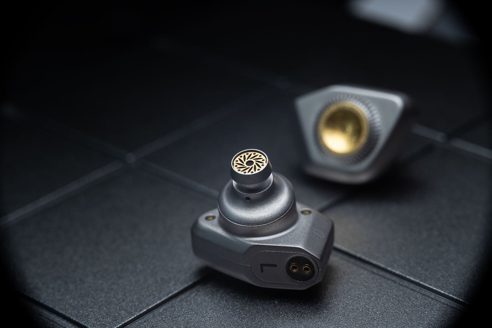 新晉耳機品牌 Faith Audio Labs 成立於 2024 年,雖然資歷尚淺,但背後團隊卻擁有深厚的聲學工程背景,首席工程師更曾參與 JBL、AKG 等國際品牌單元研發工作,早已累積了不少經驗。
Faith Audio Labs 以「The Art of Sound Architecture」作為核心理念,認為聲音並非單靠單元數量堆砌而成,而是結構、材料與工程設計共同建構出來的成果。品牌希望透過嚴謹的聲學架構與材料應用,讓音樂中的動態、空間感、泛音與情感得以自然呈現。
作為品牌首款旗艦作品,E1000 以單一 10.2mm 全頻動圈單元配合被動單元設計,嘗試將近場監聽喇叭的聲學理念濃縮至入耳式耳機之中。面對動輒十多甚至更多單元的旗艦耳機市場,E1000 選擇走上另一條路,深信一枚優秀的動圈單元,同樣能夠站上頂級舞台。