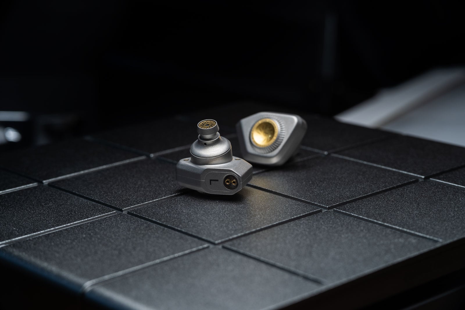 新晉耳機品牌 Faith Audio Labs 成立於 2024 年,雖然資歷尚淺,但背後團隊卻擁有深厚的聲學工程背景,首席工程師更曾參與 JBL、AKG 等國際品牌單元研發工作,早已累積了不少經驗。
Faith Audio Labs 以「The Art of Sound Architecture」作為核心理念,認為聲音並非單靠單元數量堆砌而成,而是結構、材料與工程設計共同建構出來的成果。品牌希望透過嚴謹的聲學架構與材料應用,讓音樂中的動態、空間感、泛音與情感得以自然呈現。
作為品牌首款旗艦作品,E1000 以單一 10.2mm 全頻動圈單元配合被動單元設計,嘗試將近場監聽喇叭的聲學理念濃縮至入耳式耳機之中。面對動輒十多甚至更多單元的旗艦耳機市場,E1000 選擇走上另一條路,深信一枚優秀的動圈單元,同樣能夠站上頂級舞台。