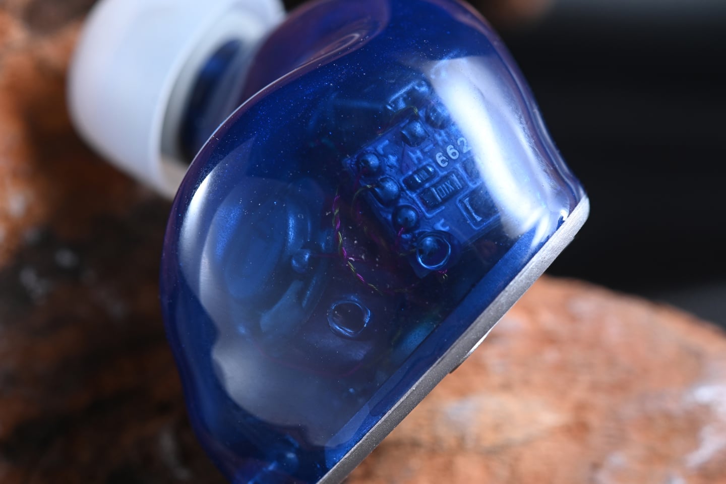 AROMA Audio 一直以來都不是走保守路線的品牌,由 Jewel 到 Fei Wan,近年已將旗艦入耳式耳機的想像推至相當高的層次。來到品牌十週年,Core 的登場顯然不只是「再上一級」那麼簡單,而是希望透過一套全新的思路,重新詮釋自己對頂級耳機的理解。
Core 最吸引人的地方,不單是 14 單元配置,亦不只是鈦合金面板,而是它重新定義了耳機與標配線材之間的關係。原本只負責傳輸訊號的耳機線,加入有源放大模組後,這種做法確實大膽,甚至帶點不按常規出牌的意味,但也正正反映 Aroma Audio 想傳達的一點:他們不只是要做一對昂貴的耳機,而是要做一套完整播放系統。
