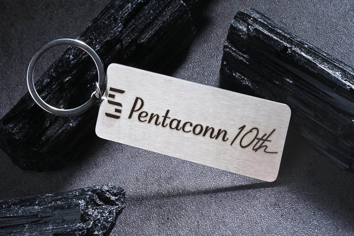 Pentaconn 對不少耳機玩家而言,最先聯想到的也許是它制定的 4.4mm 平衡端子;但若把視線拉遠一點,便會發現這個品牌早已不只停留在端子供應商的層面。由插頭、端子到線材,Pentaconn 一直堅持自行研發及生產核心零件,將看似不起眼的細節提升至發燒級水準。
踏入品牌十週年,Pentaconn 推出 Ultimate Series,當中最受注目的,正是限量 200 條的紀念作 Wadachi 轍。而今次除了原有的 Pentaconn Ear 版本之外,更追加了 2pin 版本,令更多用家可以將這條升級線接上自己心愛的耳機。