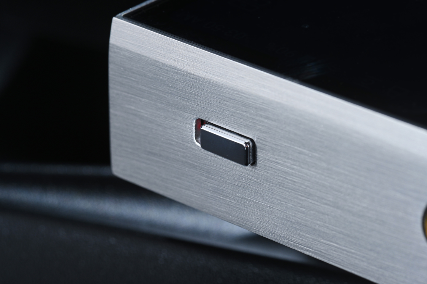Astell&Kern 於高階 DAP 市場一路都行得幾前，當其他品牌還在鬥規格、鬥數字、鬥參數，他們往往將焦點放在更難量化、亦更考驗調音功力的聲音味道上，A&ultima SP4000T 就在這個情況之下登場。不是單純由 SP3000T 小修小補升級，而是將真空管、數碼播放、串流支援，以及更高密度的電路架構，一齊重新執過。
早在 SP3000T 時代，品牌已經首次把 Raytheon JAN6418 軍規真空管帶進旗艦系列，成功吸引不少喜歡模擬味道的發燒友。而來到最新 A&ultima SP4000T，研發方向並非簡單提升硬件配置，而是針對整套真空管放大架構重新設計，由雙真空管升級至四真空管差動架構，配合新一代 Hybrid 放大模式、更完善的減震技術，以及源自 SP4000 的高驅動放大電路，希望令數碼播放器同時擁有高解析與濃厚音樂感。