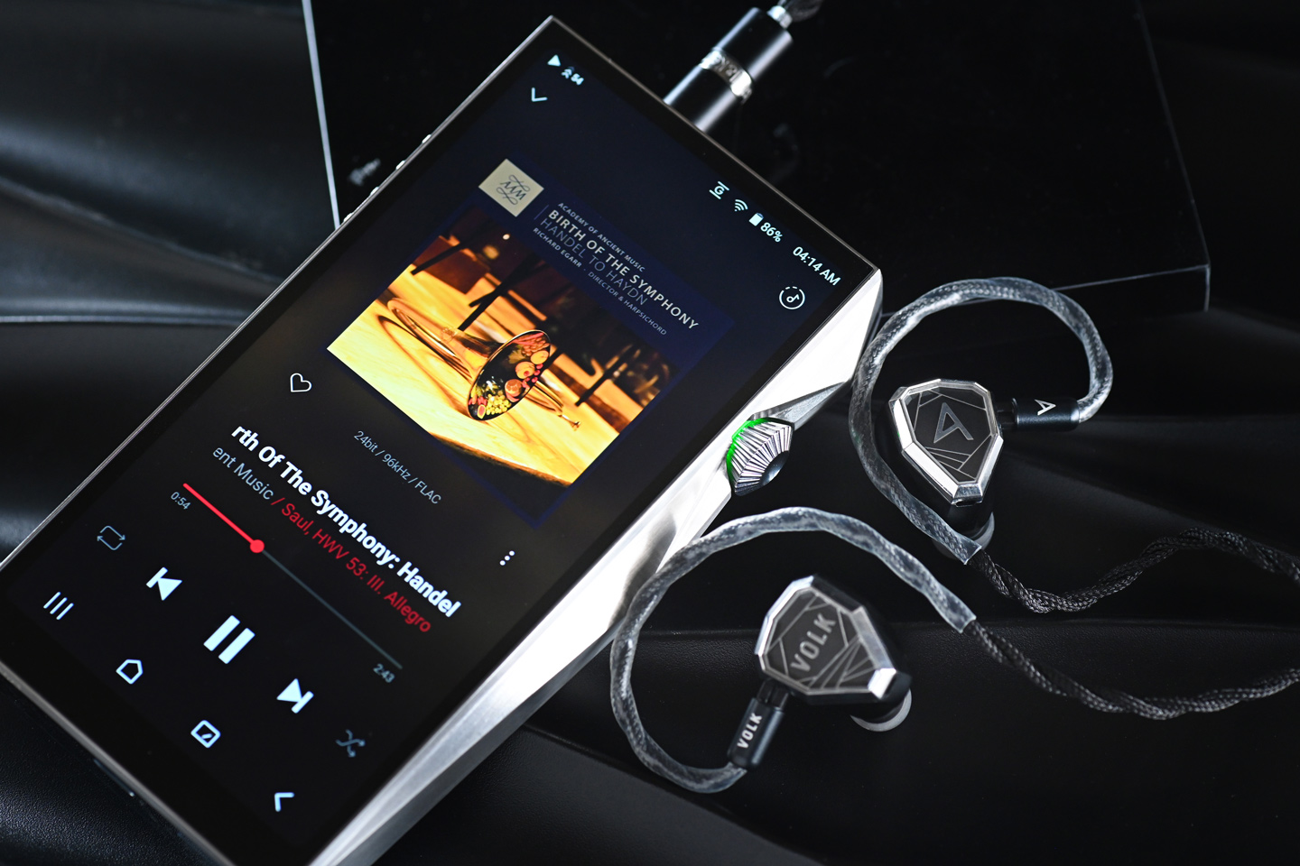 Astell&Kern 於高階 DAP 市場一路都行得幾前，當其他品牌還在鬥規格、鬥數字、鬥參數，他們往往將焦點放在更難量化、亦更考驗調音功力的聲音味道上，A&ultima SP4000T 就在這個情況之下登場。不是單純由 SP3000T 小修小補升級，而是將真空管、數碼播放、串流支援，以及更高密度的電路架構，一齊重新執過。
早在 SP3000T 時代，品牌已經首次把 Raytheon JAN6418 軍規真空管帶進旗艦系列，成功吸引不少喜歡模擬味道的發燒友。而來到最新 A&ultima SP4000T，研發方向並非簡單提升硬件配置，而是針對整套真空管放大架構重新設計，由雙真空管升級至四真空管差動架構，配合新一代 Hybrid 放大模式、更完善的減震技術，以及源自 SP4000 的高驅動放大電路，希望令數碼播放器同時擁有高解析與濃厚音樂感。