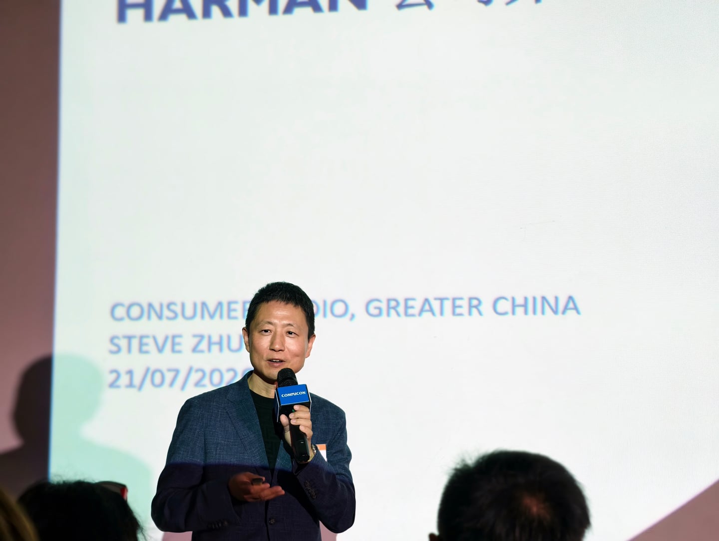 Compucon 宣佈正式成為 JBL 授權代理商，發佈會上，除了全新 Live Series 型號同步登場外，更是 JBL 與香港城市節奏之間一場充滿玩味的碰撞&mdash;&mdash;街頭文化、Cantopop、DJ 節拍，以及本地設計力量，悉數融入這次聲音派對之中。品牌以 LIVE THE CITY 為主題，帶領大家透過 JBL Signature Sound 感受熟悉而富有個性的都市脈搏。