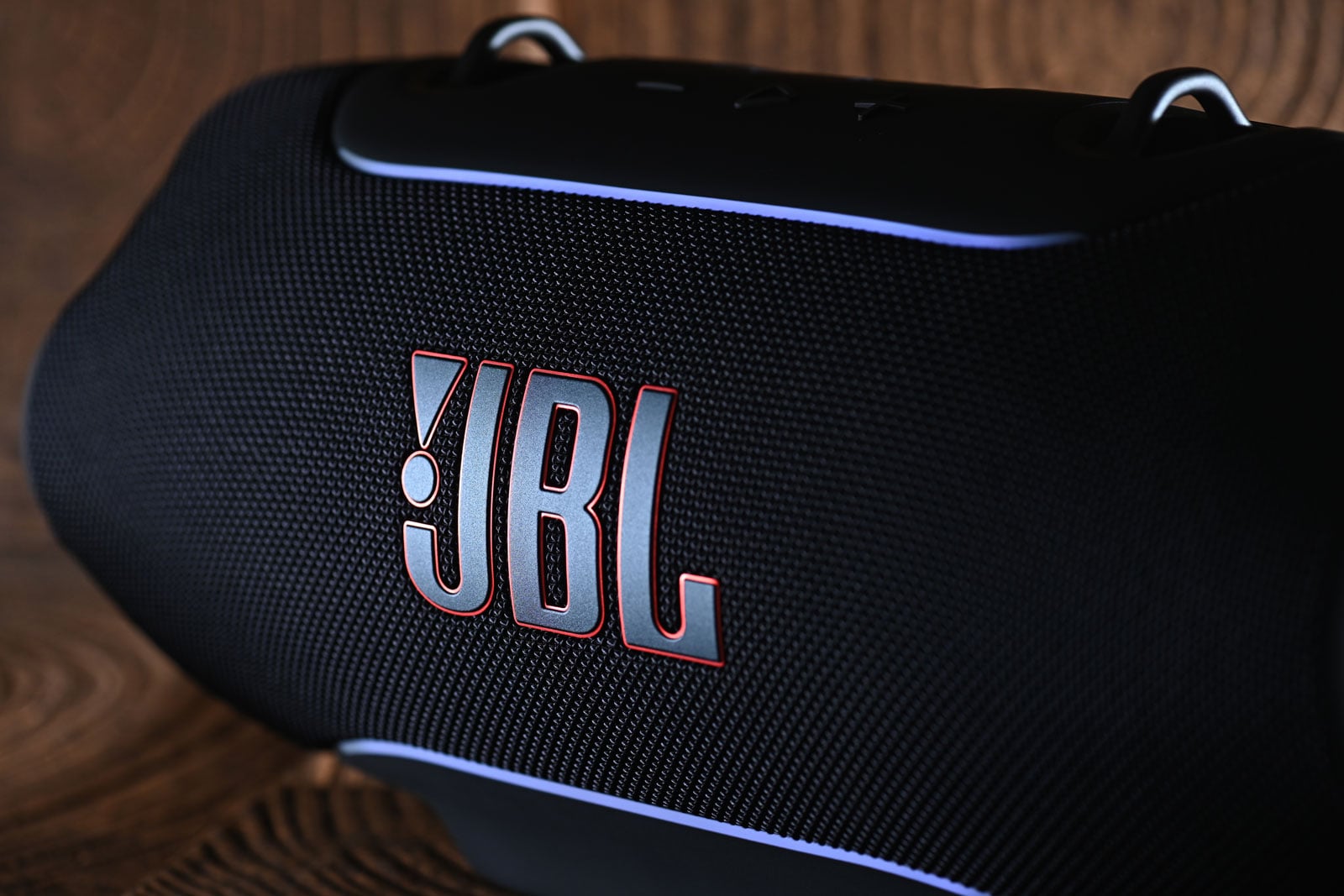 提到便攜式藍牙喇叭，JBL 一直都是不少人的首選。多年來品牌憑著充滿活力的聲音風格、耐用設計，以及適合戶外使用的產品定位，成功建立鮮明形象，而 Xtreme 系列更一直是品牌中高階便攜式喇叭的代表作，兼顧音量、低頻及便攜性，不論是沙灘、露營、BBQ，還是朋友聚會，都經常可以看見它的身影。
從外觀看，Xtreme 5 或許仍然保留大家熟悉的 Xtreme 系列設計，但真正的改變其實藏在內部。新一代從聲學架構、藍牙規格、防護能力到使用體驗都作出全面升級。除了提升輸出功率之外，更加入自動律動燈效、更高級別的 IP68 防塵防水規格等，希望讓它不只是播放音樂的工具，而是真正成為戶外活動的娛樂核心。