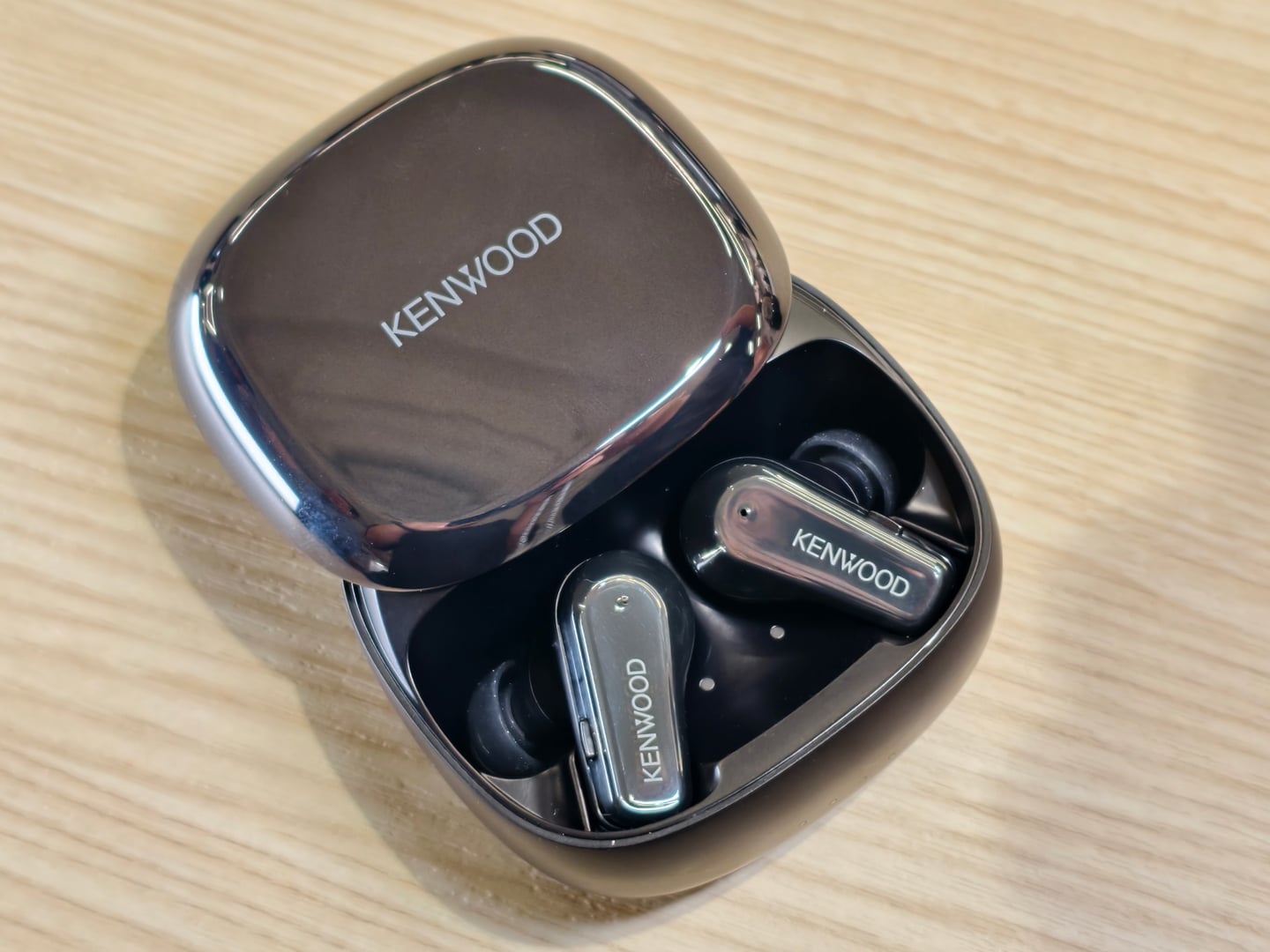 Kenwood 今日在港舉行產品發佈會，正式推出為紀念品牌創業 80 週年而設的全新 Glass Core 無線耳機系列。新系列分為標準版 Glass Core（KH-CRZ90T） 及旗艦版 Glass Core Pro（KH-CRZ100T），主打以玻璃震膜單元帶來更細緻、清晰的聲音表現。